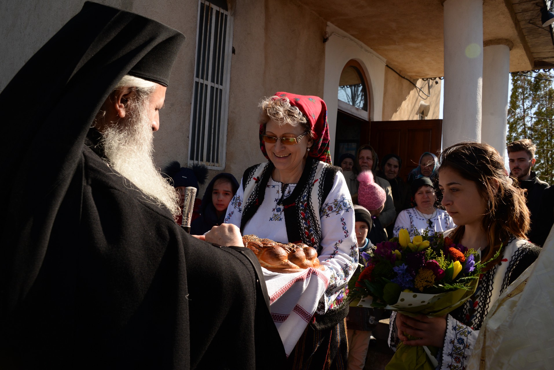 Foto: Constantin Comici Părintele Mitropolit Teofan, la Parohia Mânjești-Mogoșești: „Fapta milosteniei îl așază pe om în Împărăția bucuriei Preasfintei Treimi”