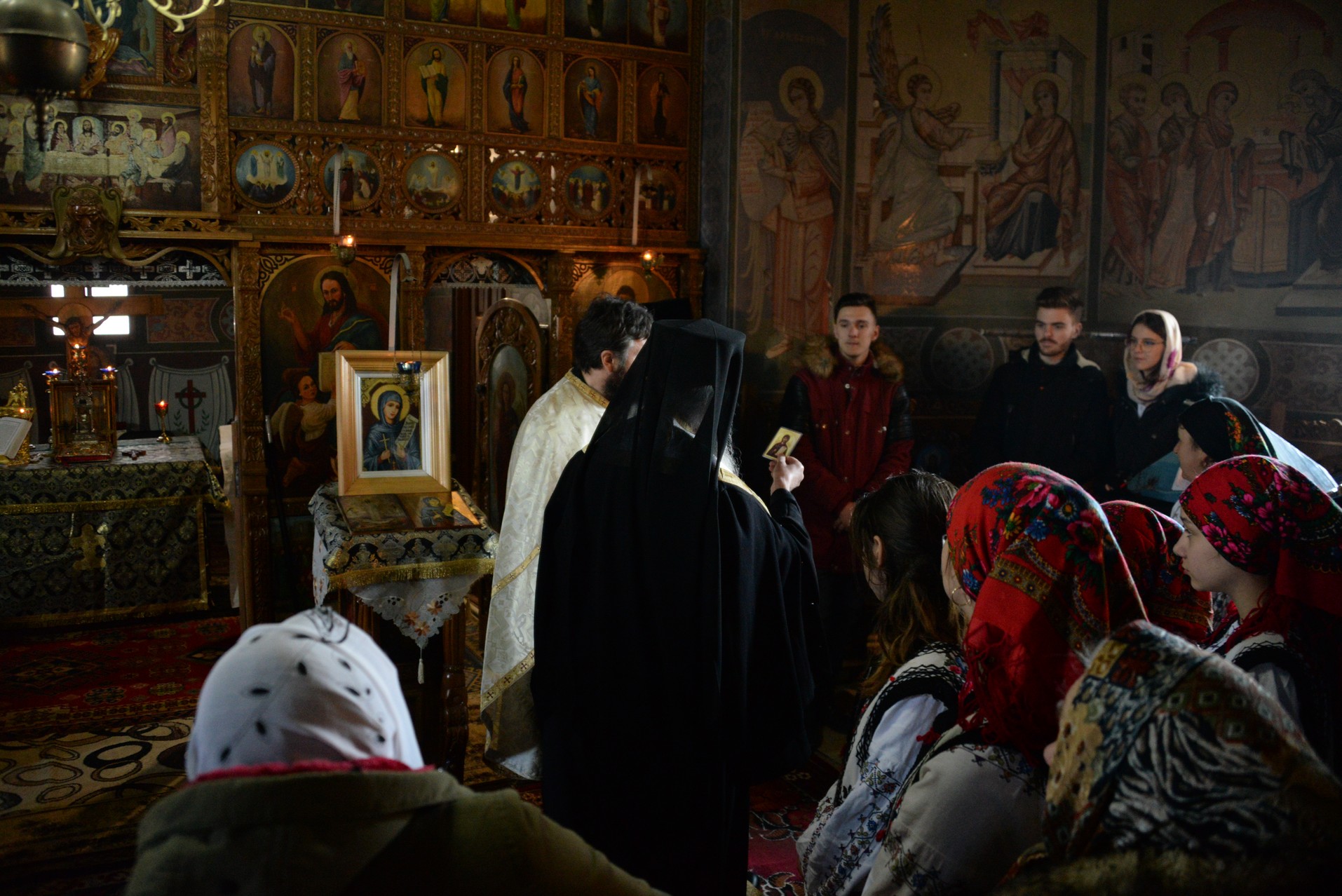 Foto: Constantin Comici Părintele Mitropolit Teofan, la Parohia Mânjești-Mogoșești: „Fapta milosteniei îl așază pe om în Împărăția bucuriei Preasfintei Treimi”