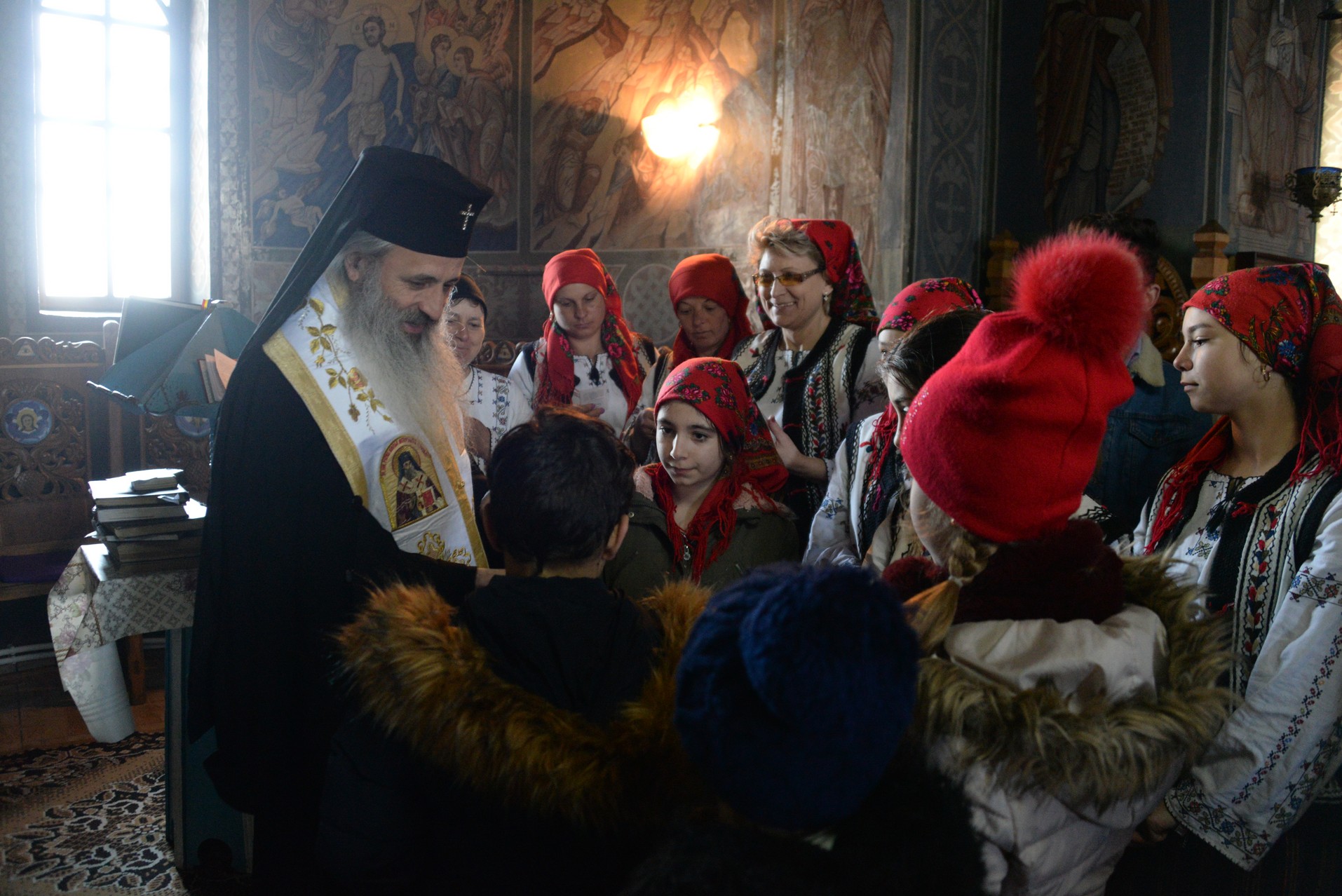 Foto: Constantin Comici Părintele Mitropolit Teofan, la Parohia Mânjești-Mogoșești: „Fapta milosteniei îl așază pe om în Împărăția bucuriei Preasfintei Treimi”