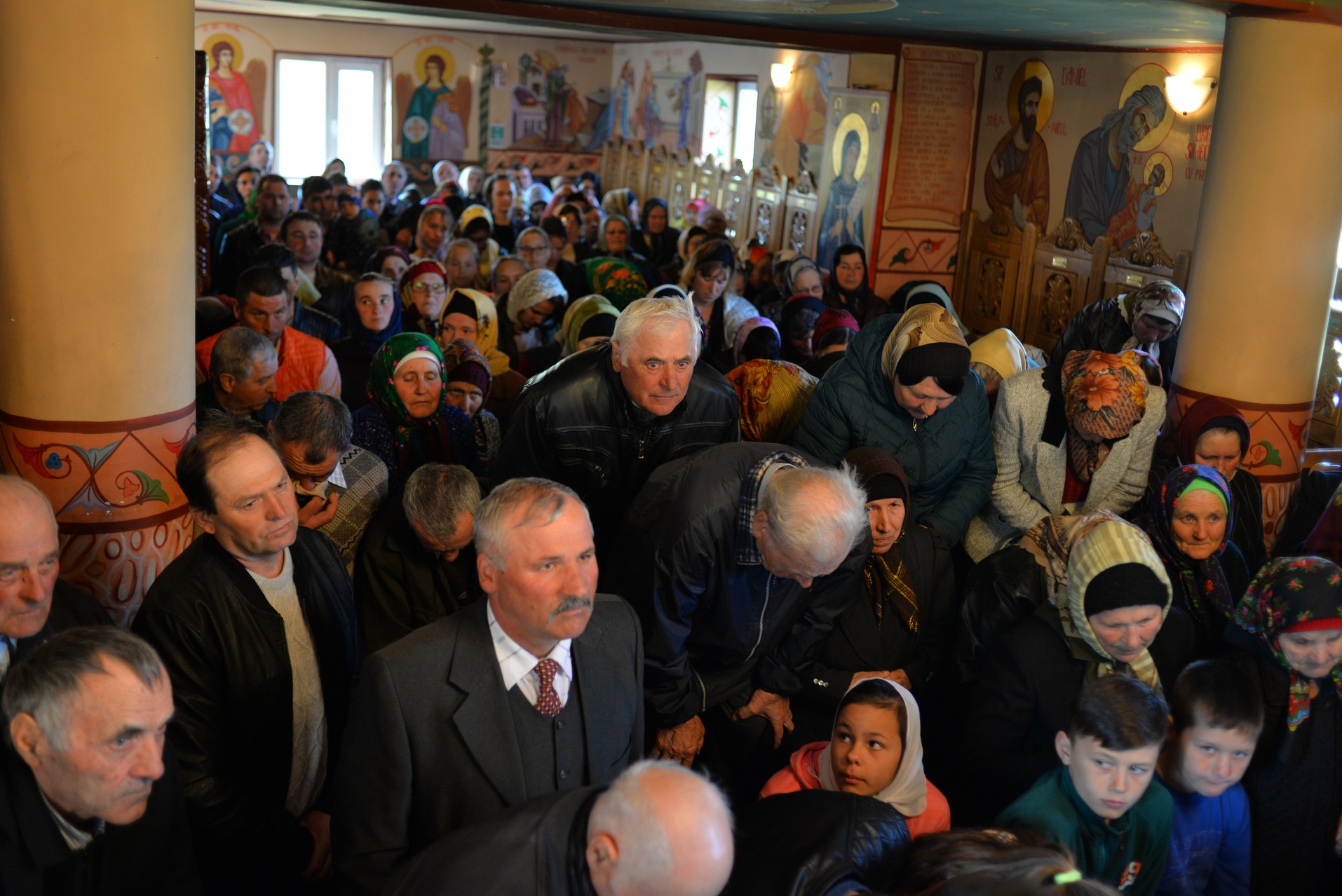 Vizite arhierești în Protopopiatul Hârlău. Al șaptelea copil al preotului Ionuț Găină a primit Taina Botezului