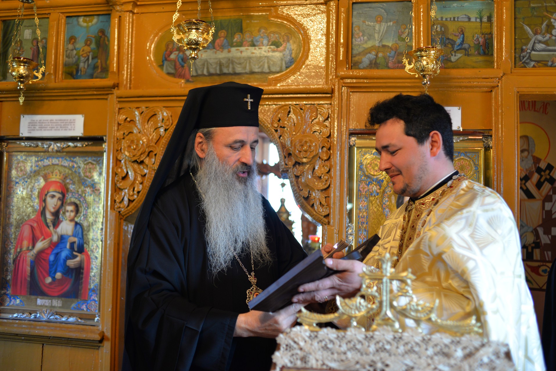 Vizite arhierești în Protopopiatul Hârlău. Al șaptelea copil al preotului Ionuț Găină a primit Taina Botezului