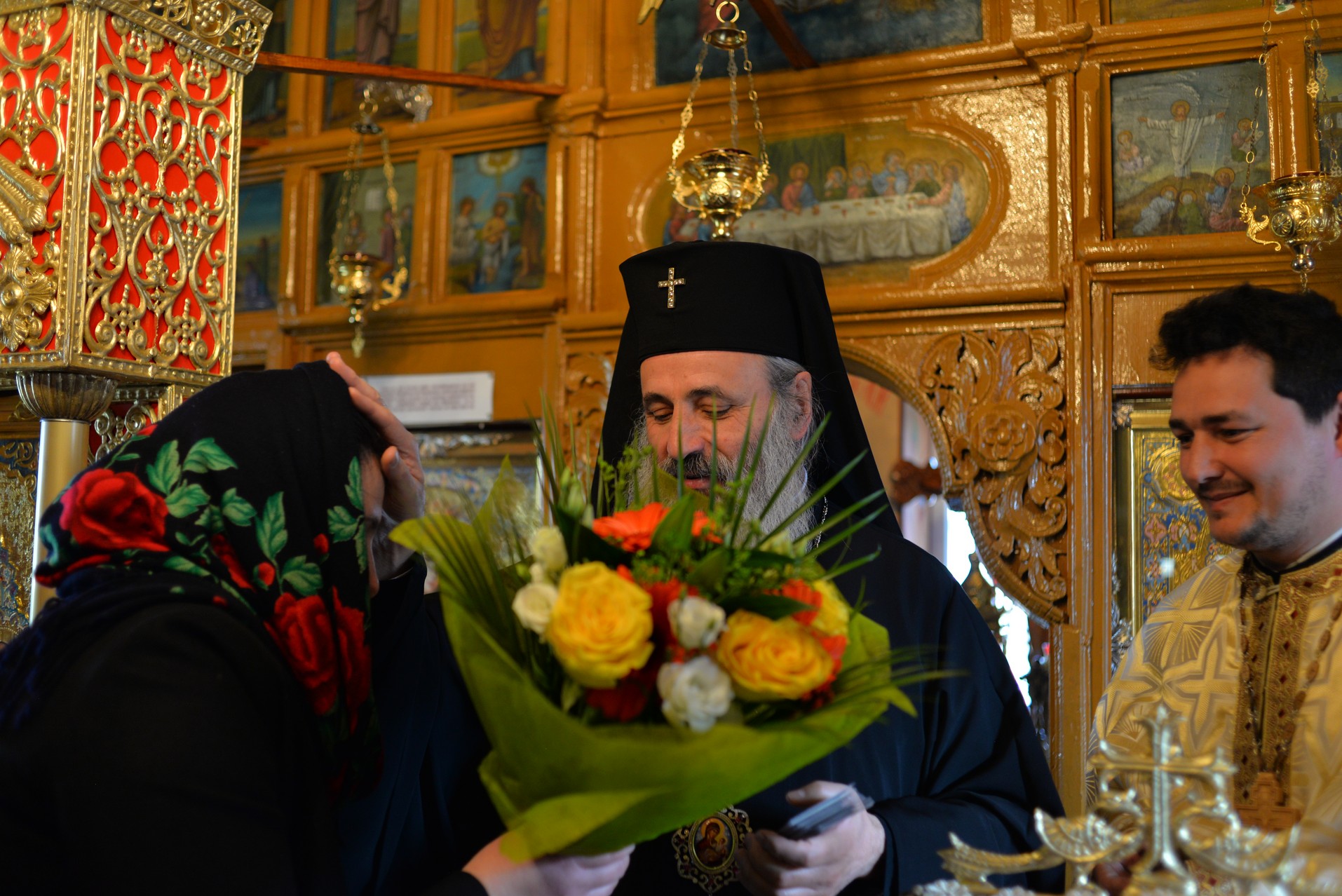 Vizite arhierești în Protopopiatul Hârlău. Al șaptelea copil al preotului Ionuț Găină a primit Taina Botezului