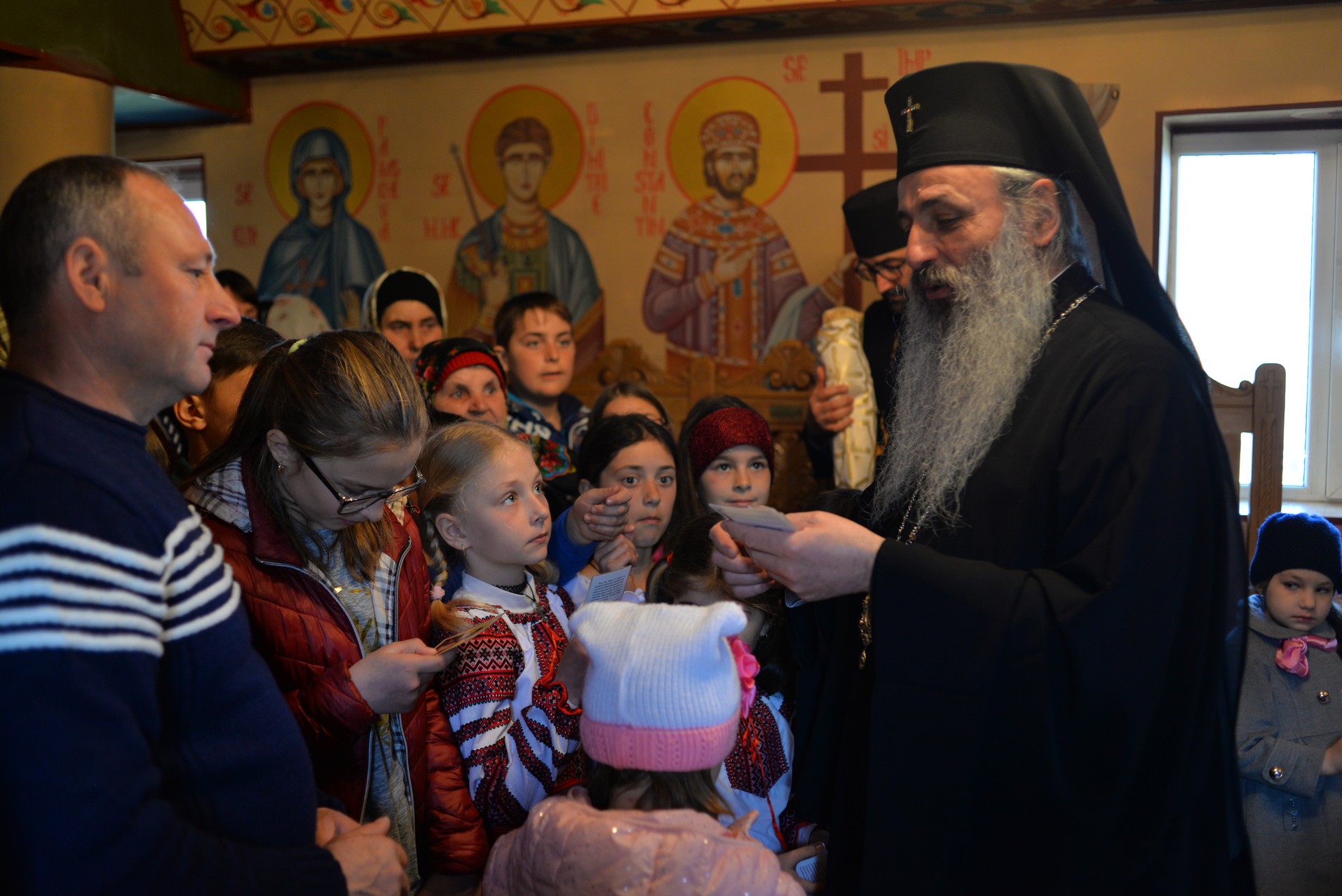 Vizite arhierești în Protopopiatul Hârlău. Al șaptelea copil al preotului Ionuț Găină a primit Taina Botezului