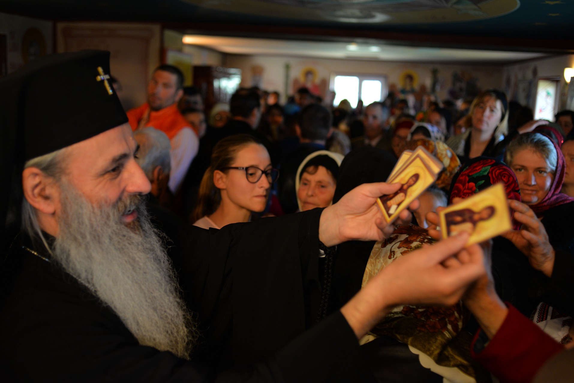 Vizite arhierești în Protopopiatul Hârlău. Al șaptelea copil al preotului Ionuț Găină a primit Taina Botezului