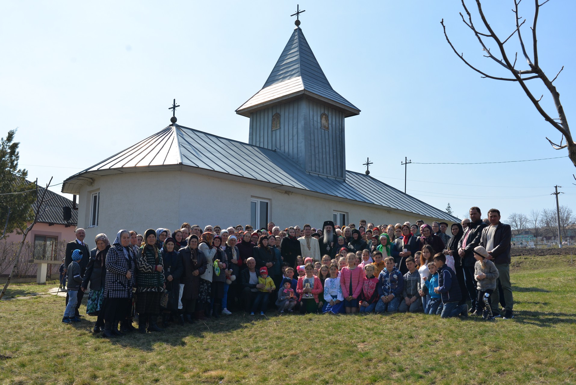 Vizite arhierești în Protopopiatul Hârlău. Al șaptelea copil al preotului Ionuț Găină a primit Taina Botezului