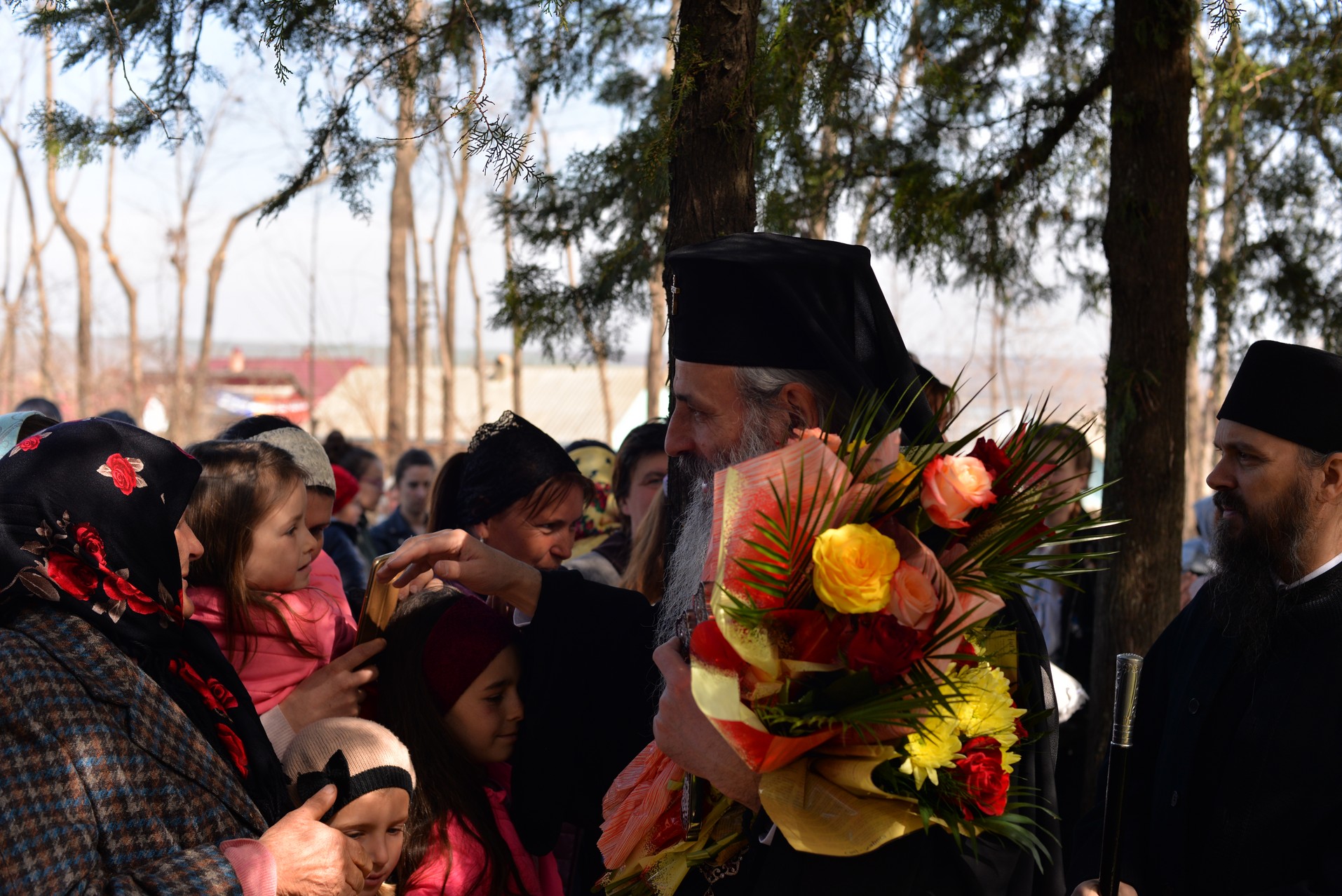 Vizite arhierești în Protopopiatul Hârlău. Al șaptelea copil al preotului Ionuț Găină a primit Taina Botezului