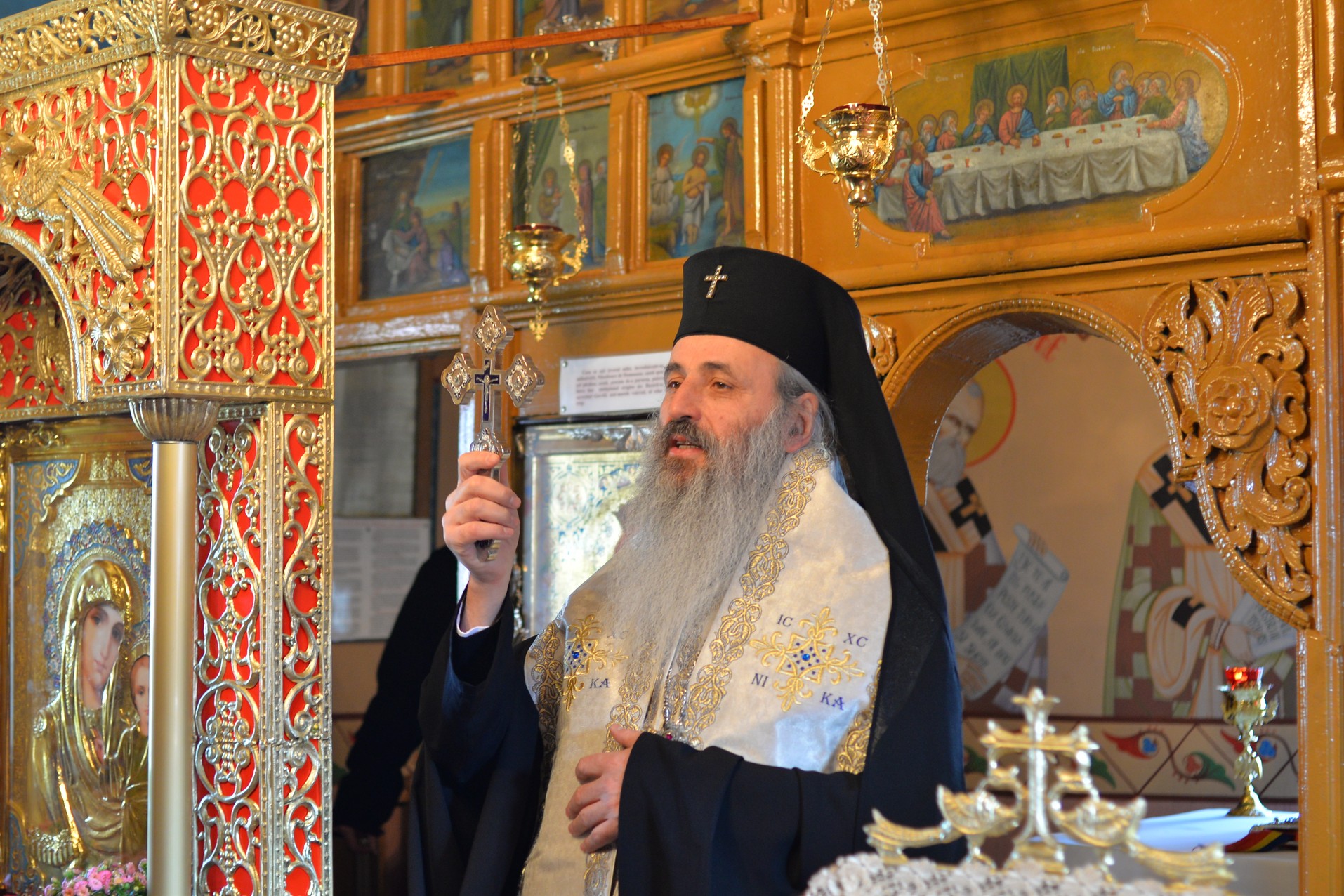 Vizite arhierești în Protopopiatul Hârlău. Al șaptelea copil al preotului Ionuț Găină a primit Taina Botezului