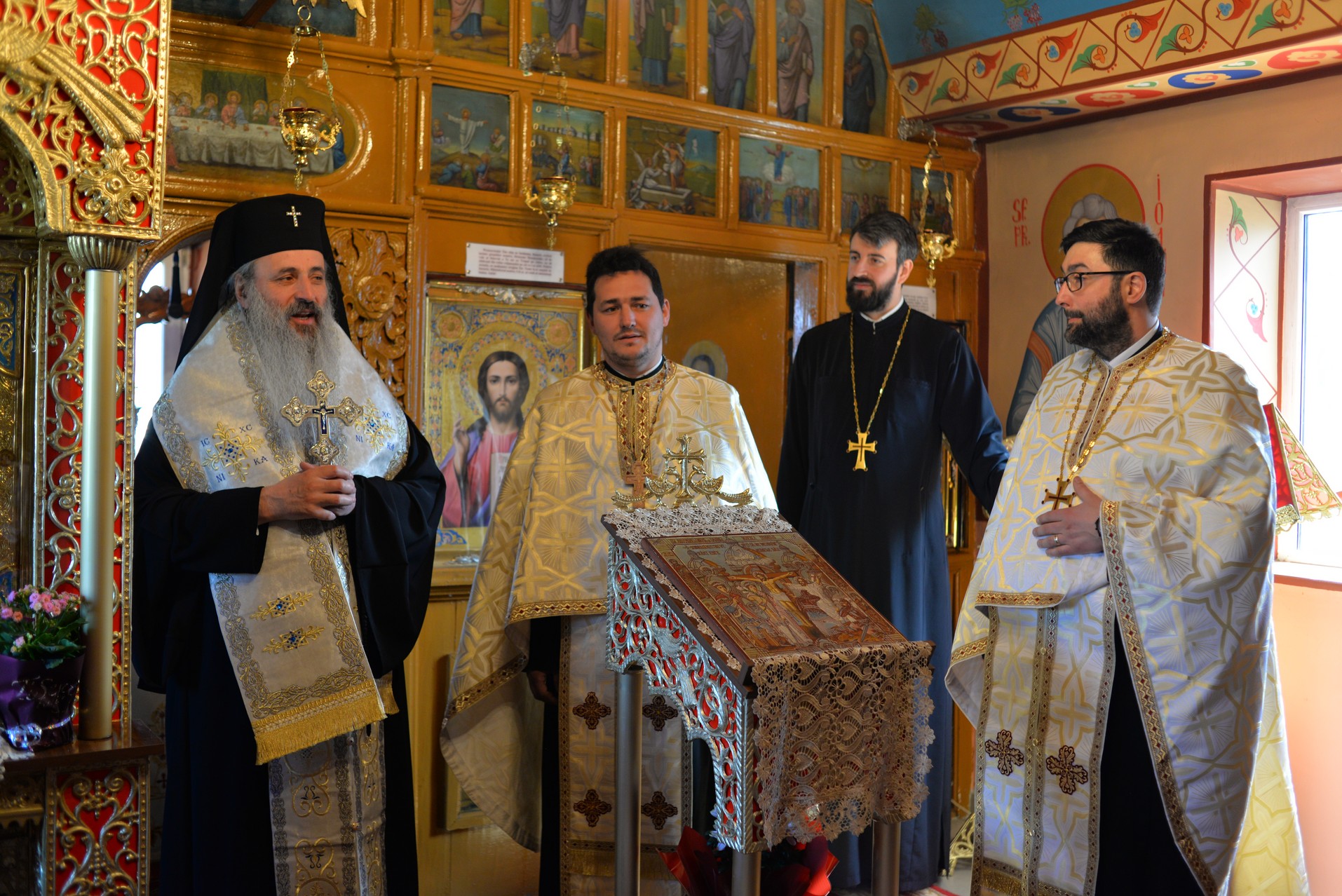 Vizite arhierești în Protopopiatul Hârlău. Al șaptelea copil al preotului Ionuț Găină a primit Taina Botezului