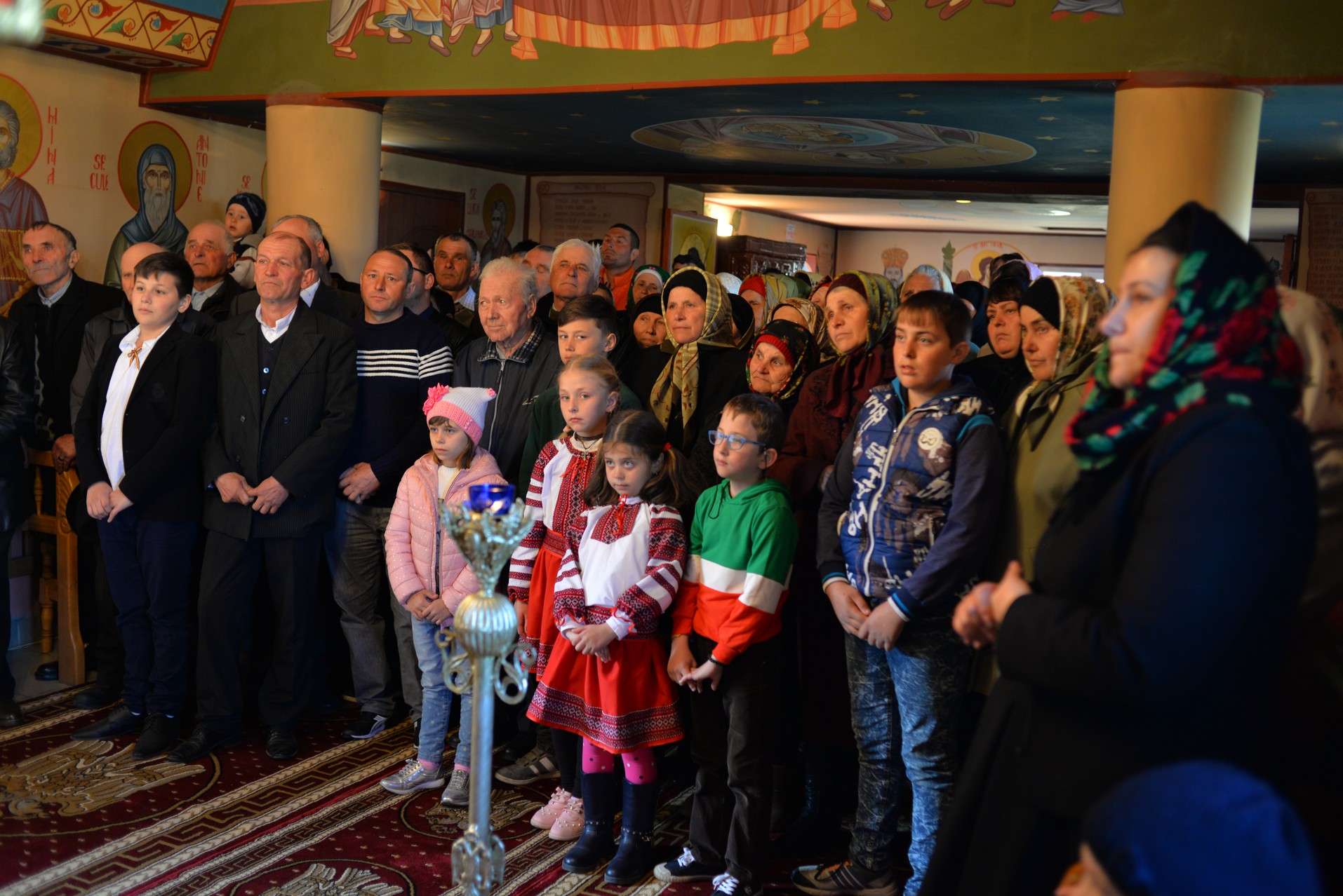 Vizite arhierești în Protopopiatul Hârlău. Al șaptelea copil al preotului Ionuț Găină a primit Taina Botezului