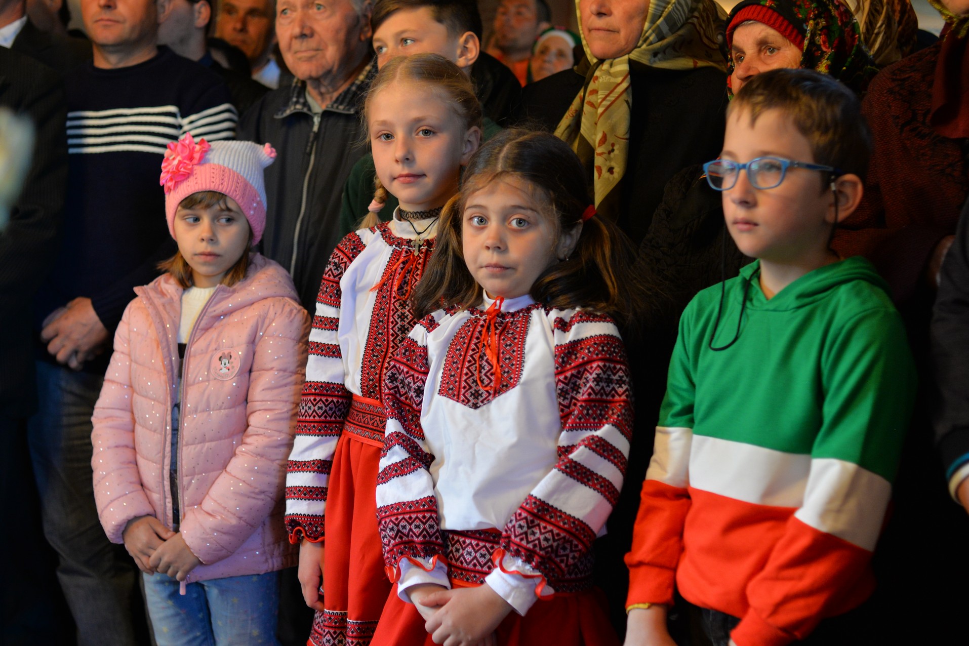 Vizite arhierești în Protopopiatul Hârlău. Al șaptelea copil al preotului Ionuț Găină a primit Taina Botezului