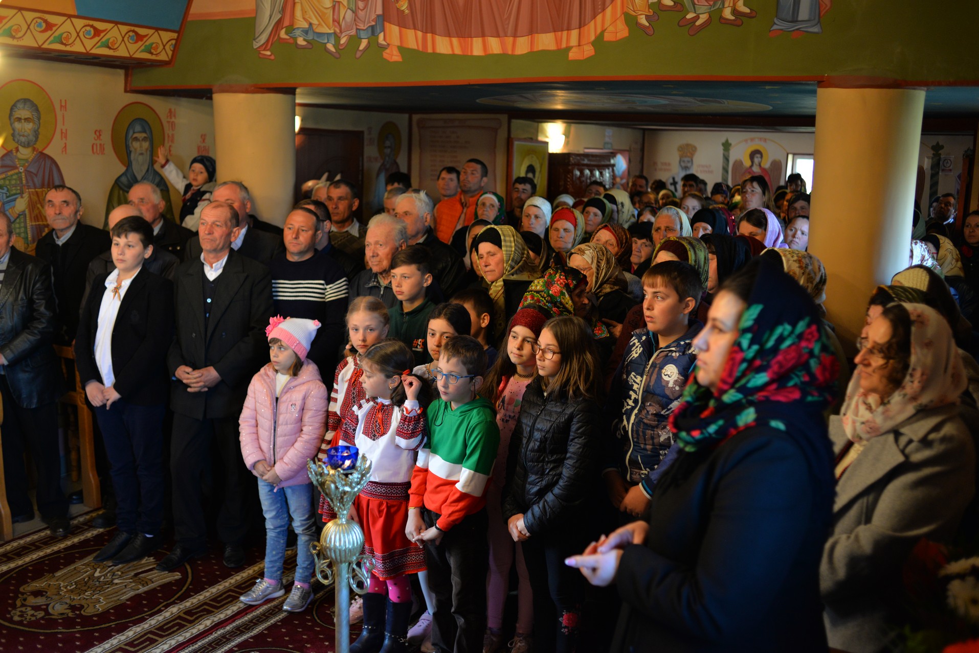 Vizite arhierești în Protopopiatul Hârlău. Al șaptelea copil al preotului Ionuț Găină a primit Taina Botezului