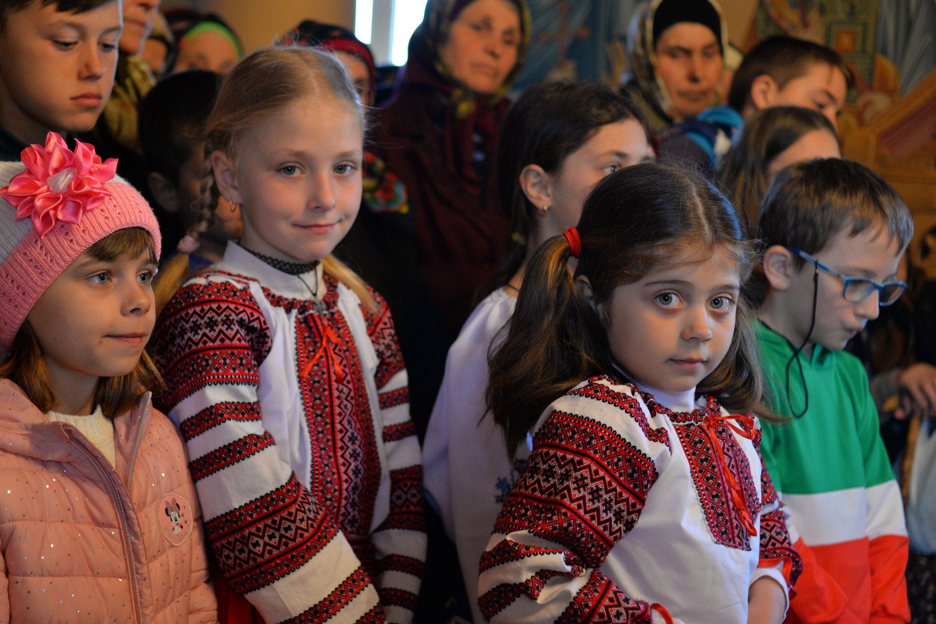 Vizite arhierești în Protopopiatul Hârlău. Al șaptelea copil al preotului Ionuț Găină a primit Taina Botezului