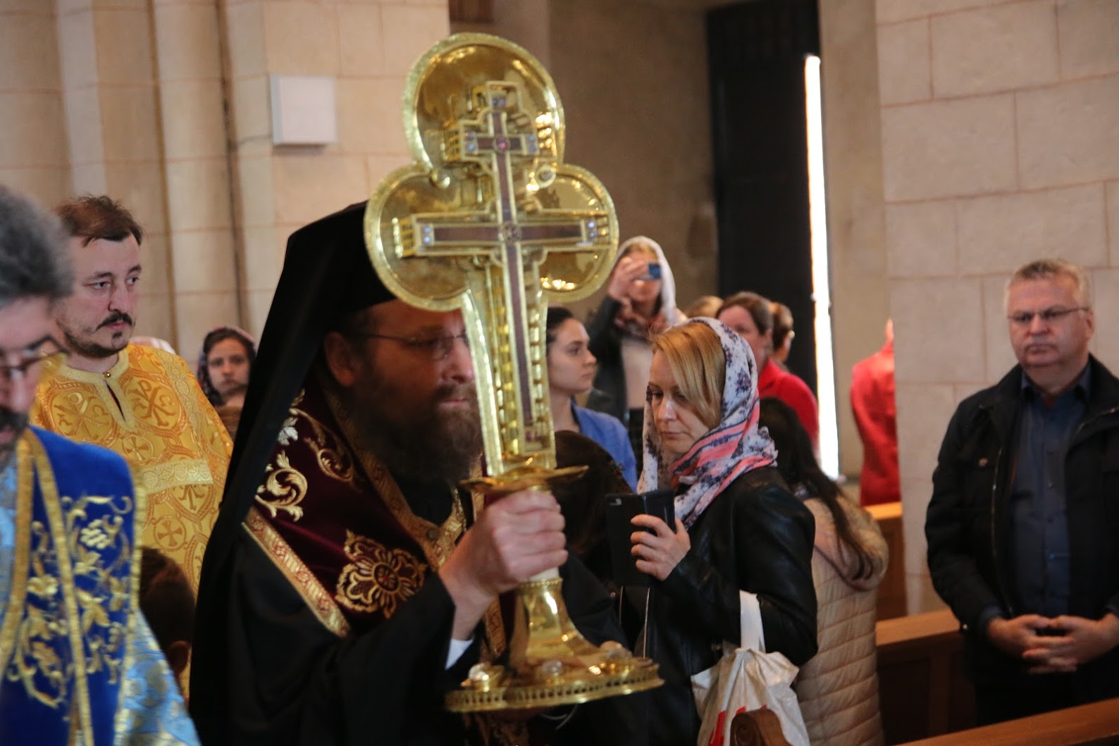 Peste 50 de tineri ortodocși, în pelerinaj la lemnul Sfintei Cruci