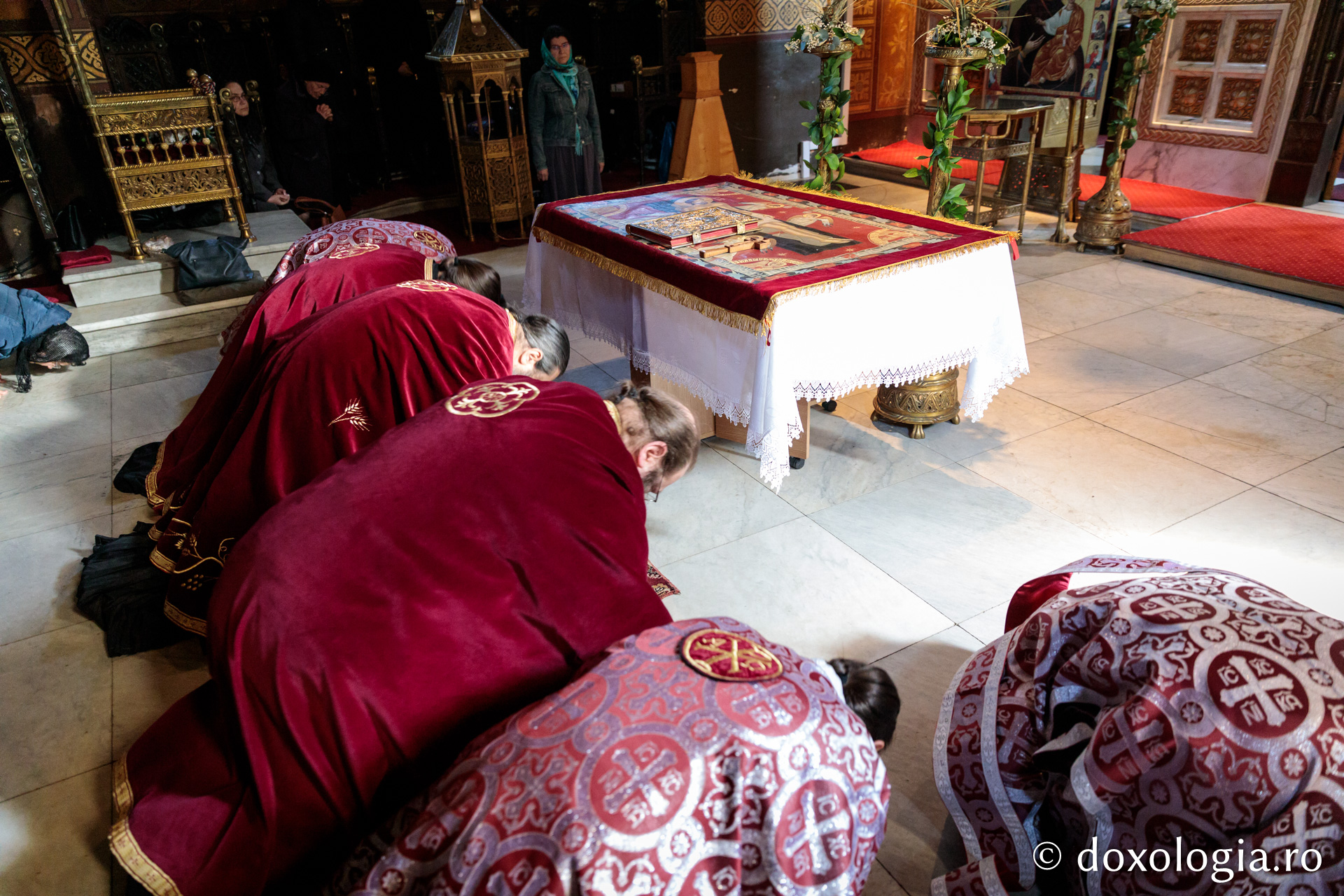 Am văzut pe Maica Domnului plângând – pelerini pe drumul spre Înviere