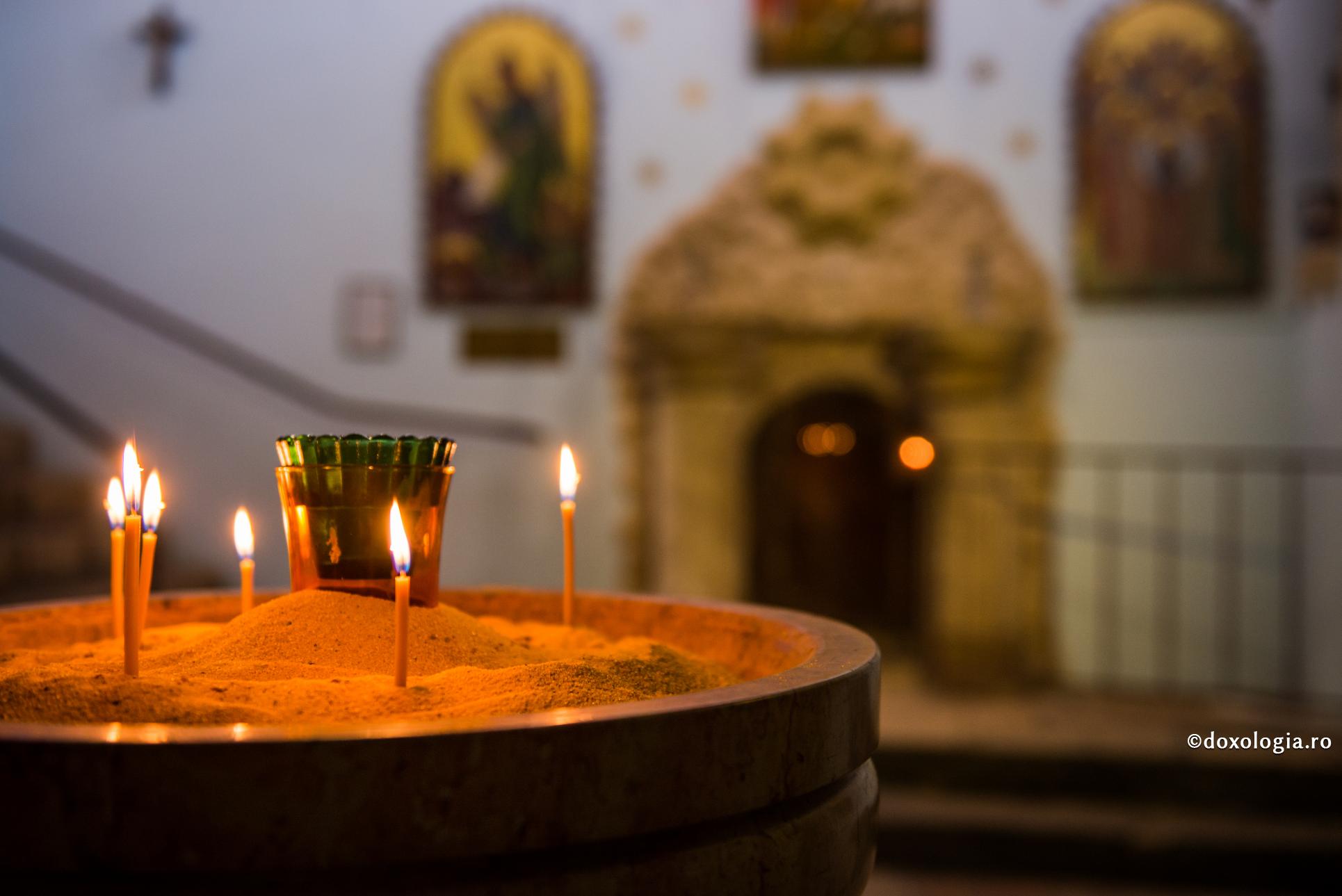 „Săptămâna Stâlpărilor”: ultimele zile din Postul Paștilor îl au pe Lazăr în centrul atenției / Foto: Oana Nechifor lumânări aprinse