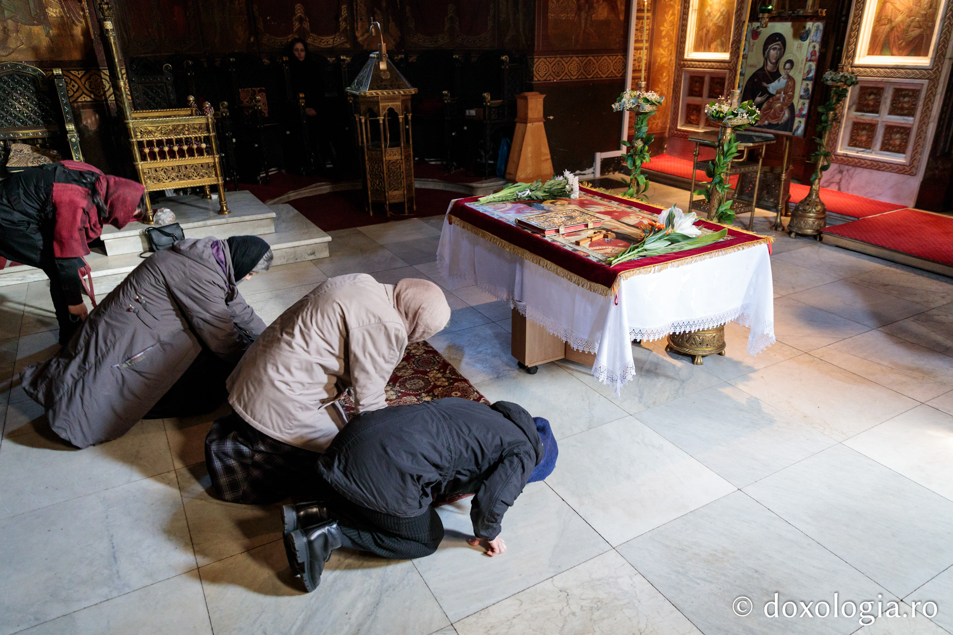 Am văzut pe Maica Domnului plângând – pelerini pe drumul spre Înviere