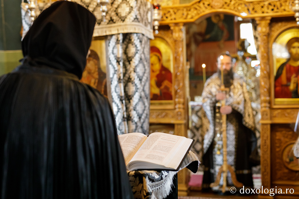 (Foto) Liturghia darurilor mai înainte sfințite la Mănăstirea Paltin