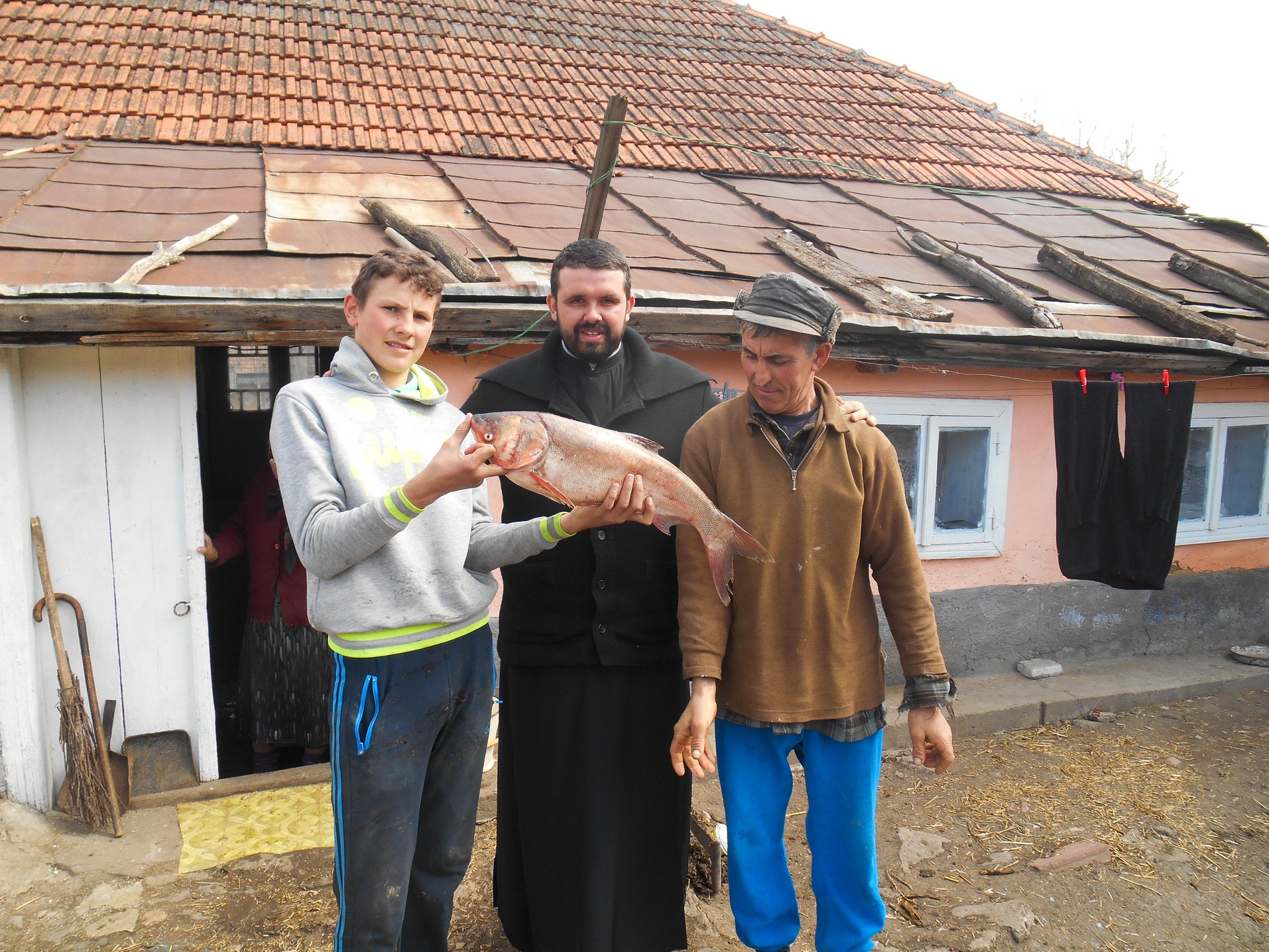 Miei şi peşti pentru credincioşii din Chişcăreni şi Sat Nou, oferiţi de preotul paroh