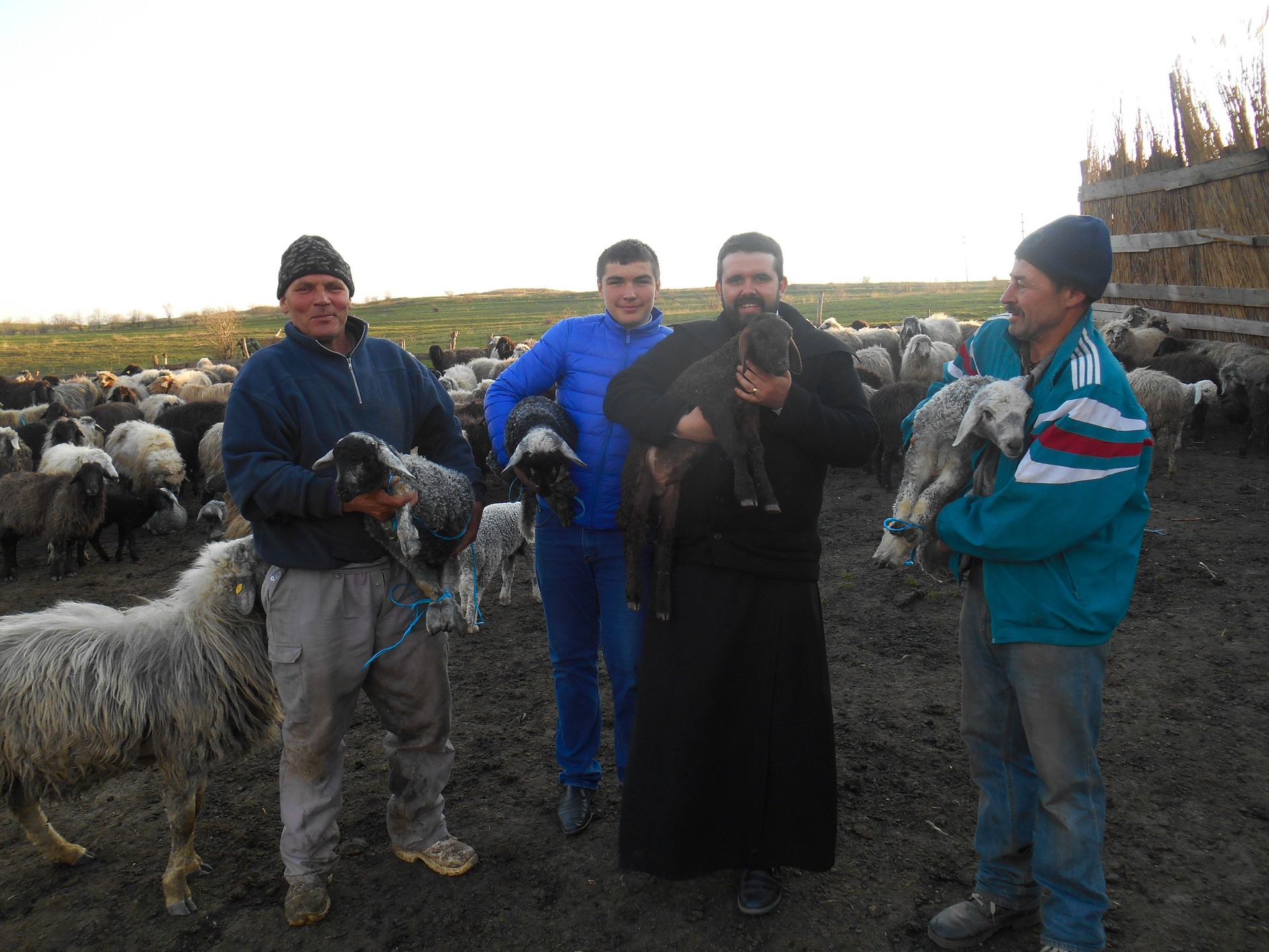 Miei şi peşti pentru credincioşii din Chişcăreni şi Sat Nou, oferiţi de preotul paroh