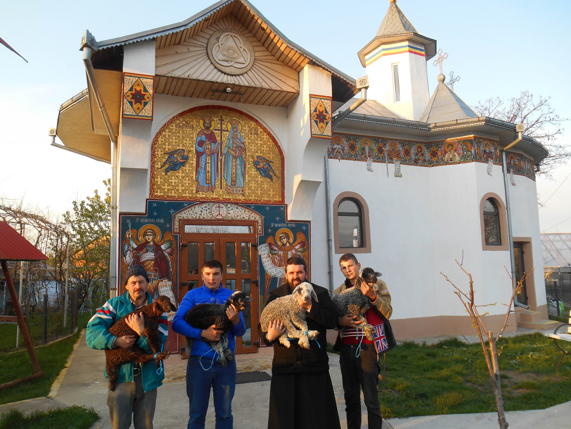 Miei şi peşti pentru credincioşii din Chişcăreni şi Sat Nou, oferiţi de preotul paroh