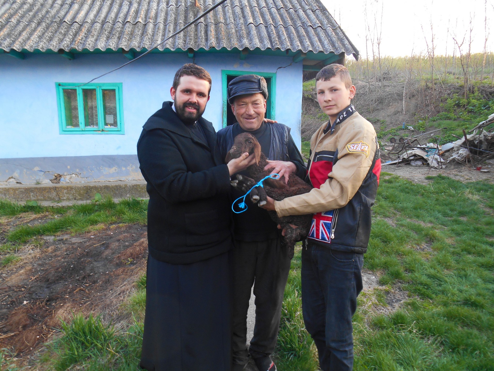 Miei şi peşti pentru credincioşii din Chişcăreni şi Sat Nou, oferiţi de preotul paroh