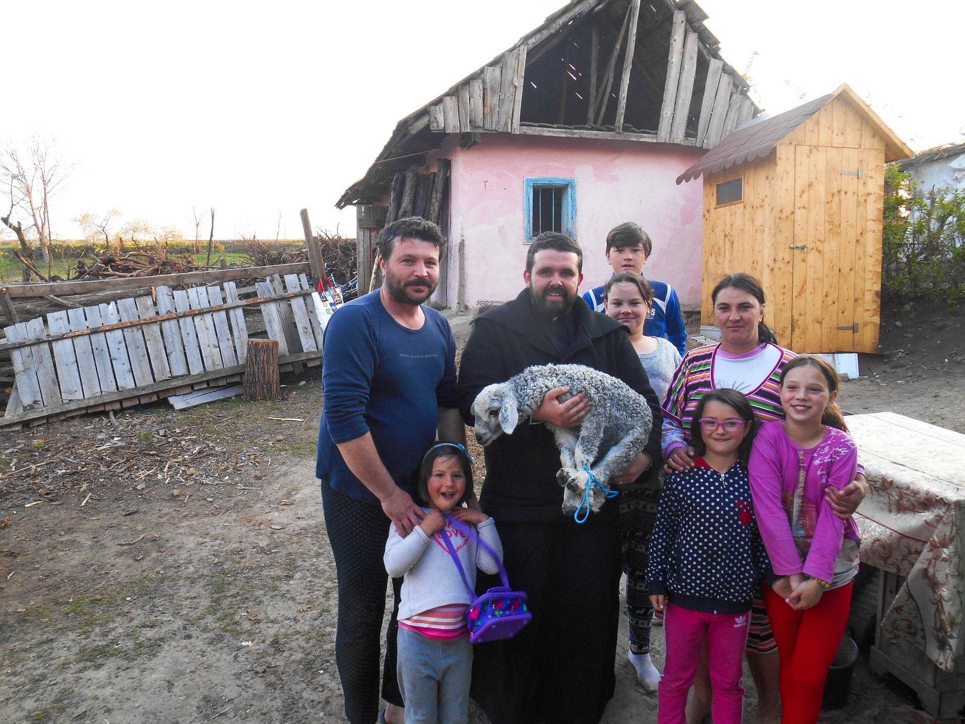 Miei şi peşti pentru credincioşii din Chişcăreni şi Sat Nou, oferiţi de preotul paroh