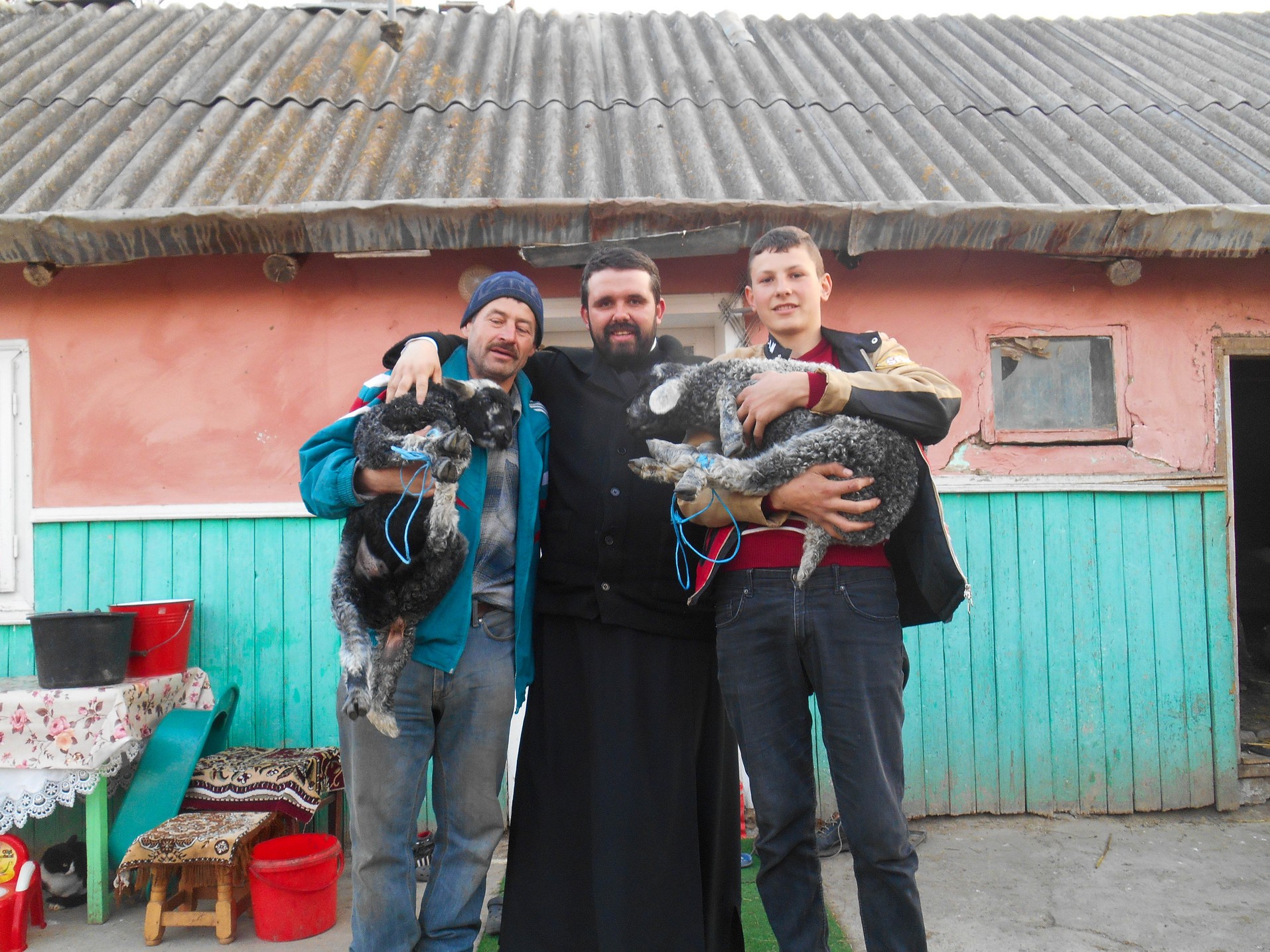 Miei şi peşti pentru credincioşii din Chişcăreni şi Sat Nou, oferiţi de preotul paroh