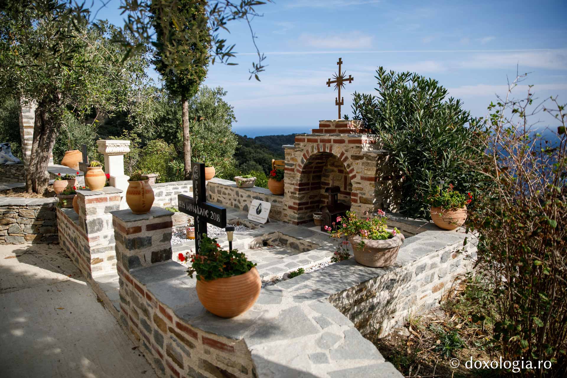 Cimitirul chiliei / Foto: Pr. Silviu Cluci Chilia Sfântul Gheorghe Colciu – Așezăminte românești din Muntele Athos