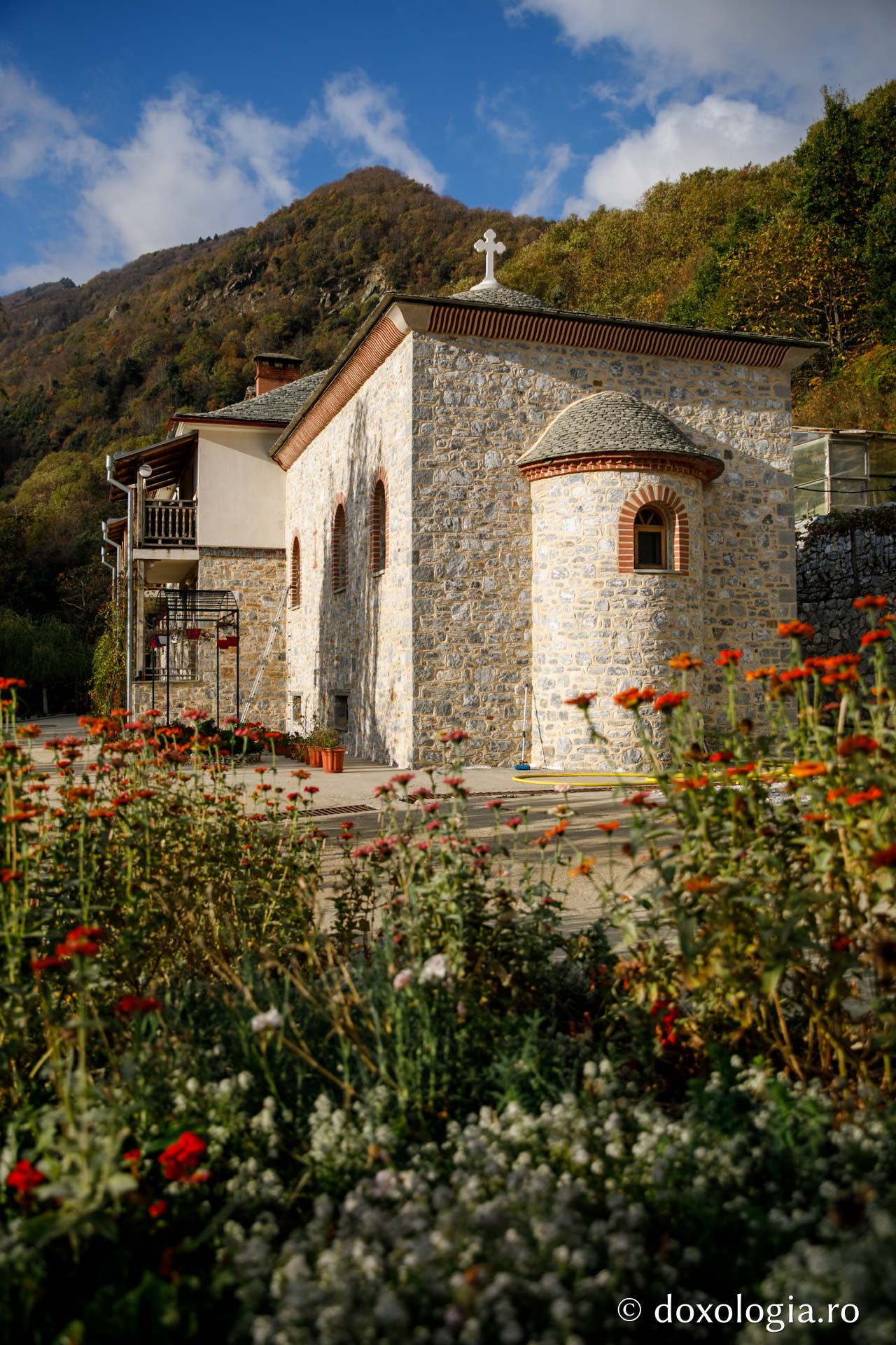 Chilia „Intrarea Maicii Domnului în Biserică” – Lacu / Foto: pr. Silviu Cluci Chilia „Intrarea Maicii Domnului în Biserică”, Lacu – Așezăminte româneşti din Muntele Athos