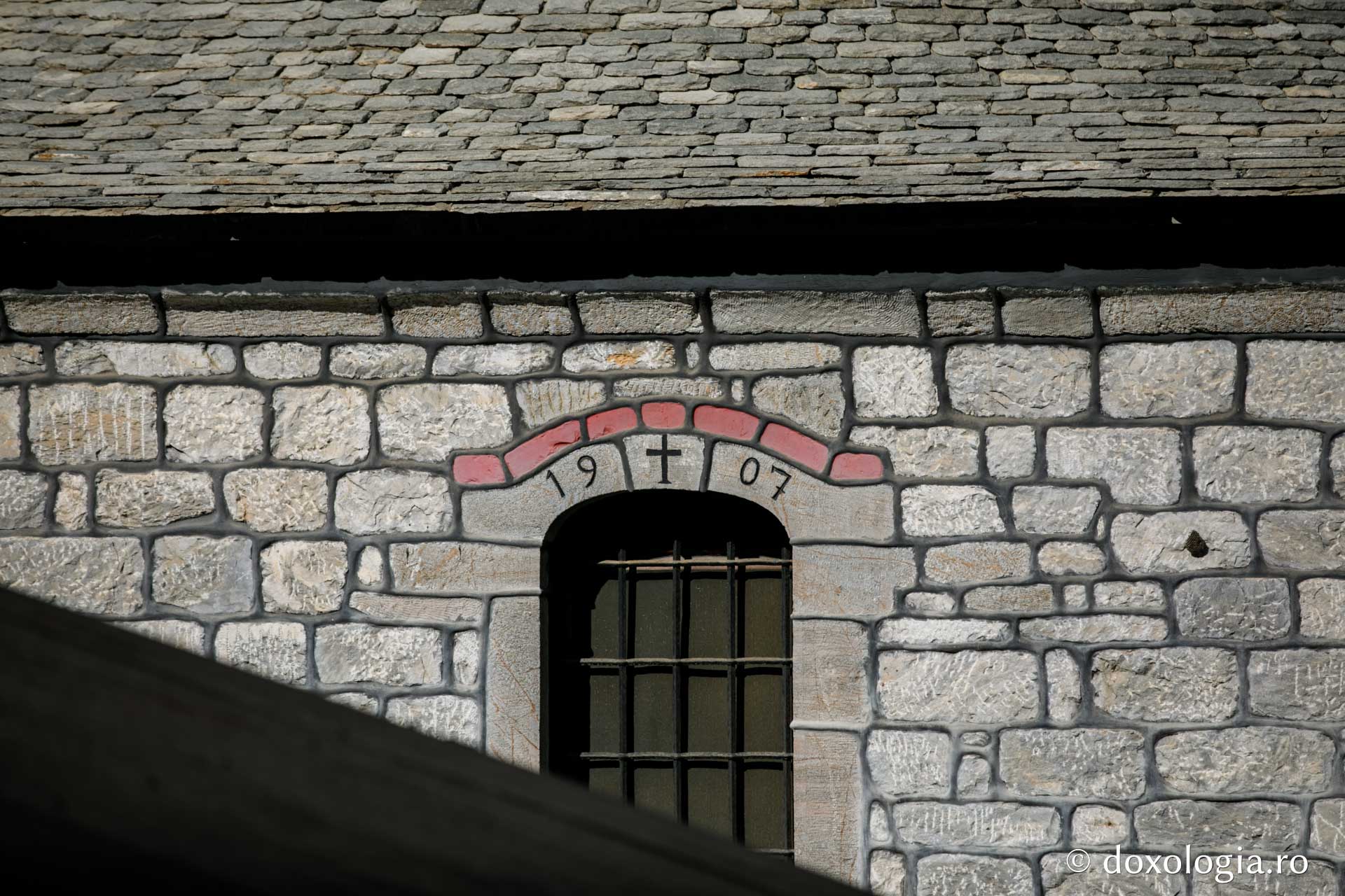 Mărturie în piatră despre anul ctitoririi chiliei / Foto: Pr. Silviu Cluci Mărturie în piatră despre anul ctitoririi