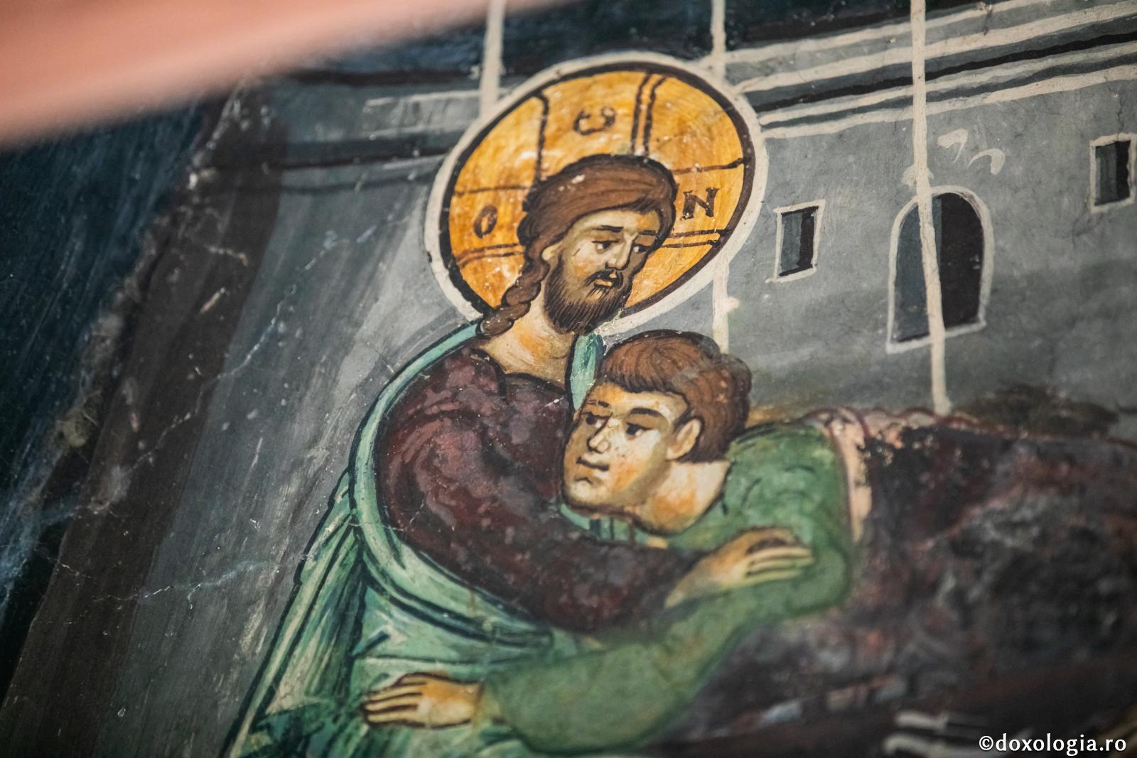 Sfântul Ioan pe pieptul Mântuitorului la Cina cea de Taină – Bolnița Bistriței, pridvor / Foto: pr. Silviu Cluci Sfântul Ioan pe pieptul Mântuitorului la Cina cea de Taină