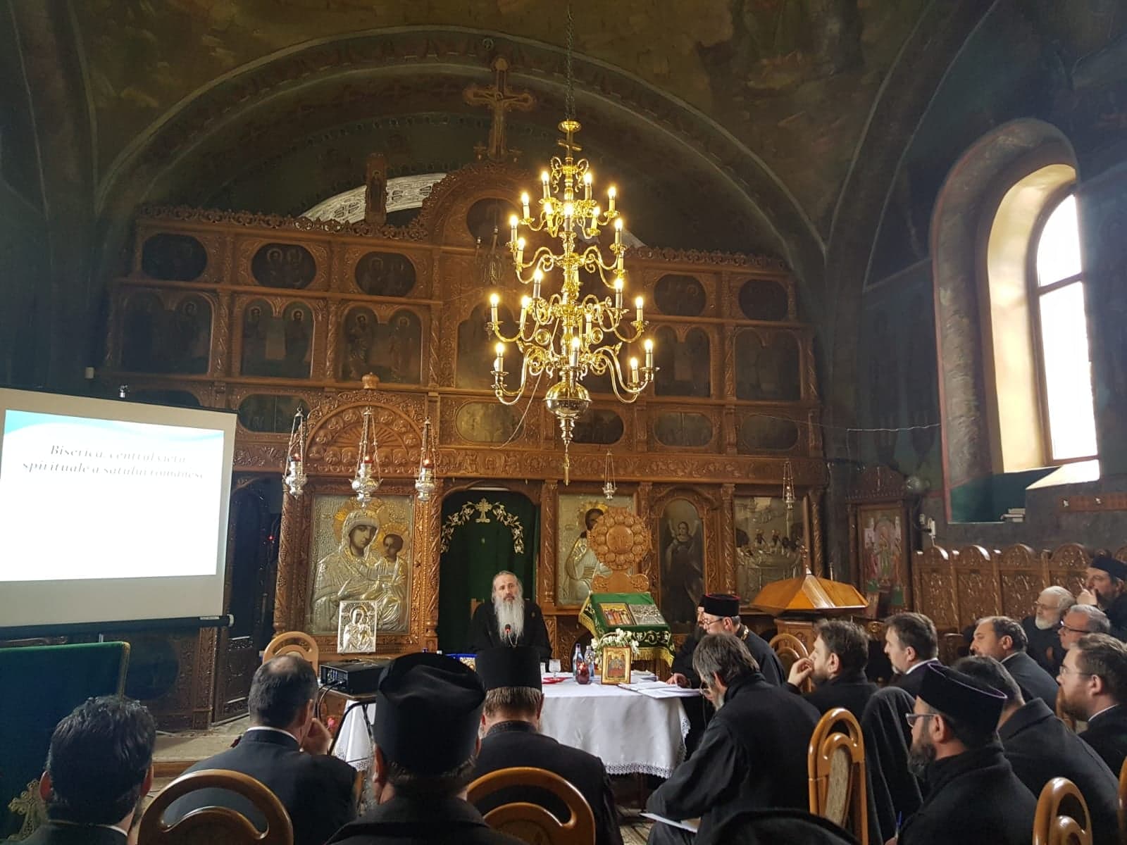 Liturghie arhierească şi sfinţire de centru social la Parohia Răuceşti