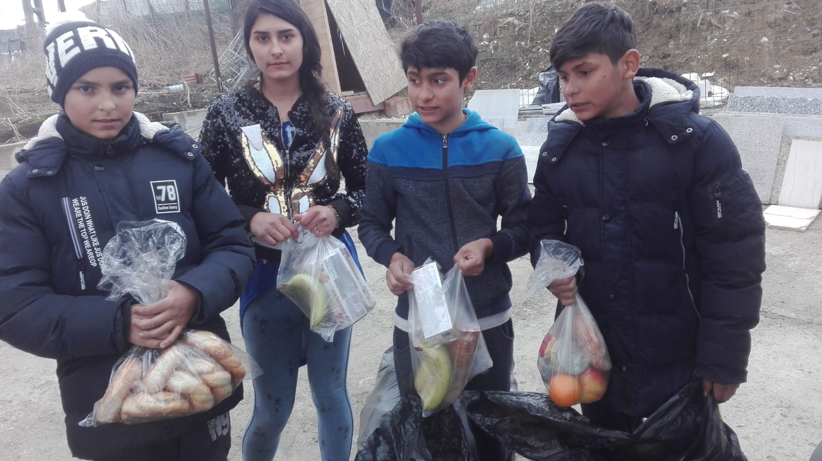 Copiii săraci au primit daruri din Parohia „Sfinţii Arhangheli Mihail şi Gavriil” - Canta