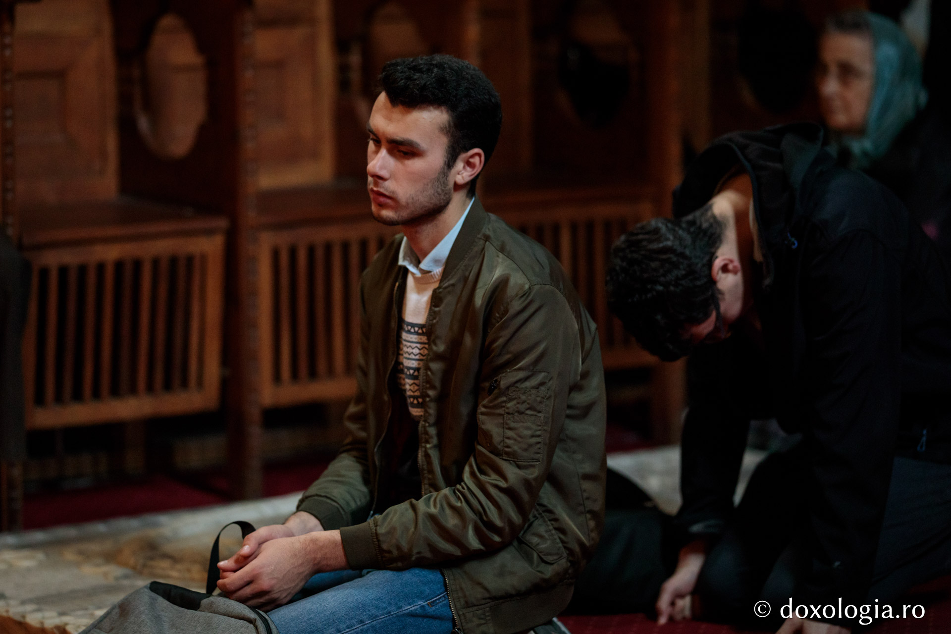 Întrebări născute dintr-o îmbrățișare – pelerini pe drumul spre Înviere