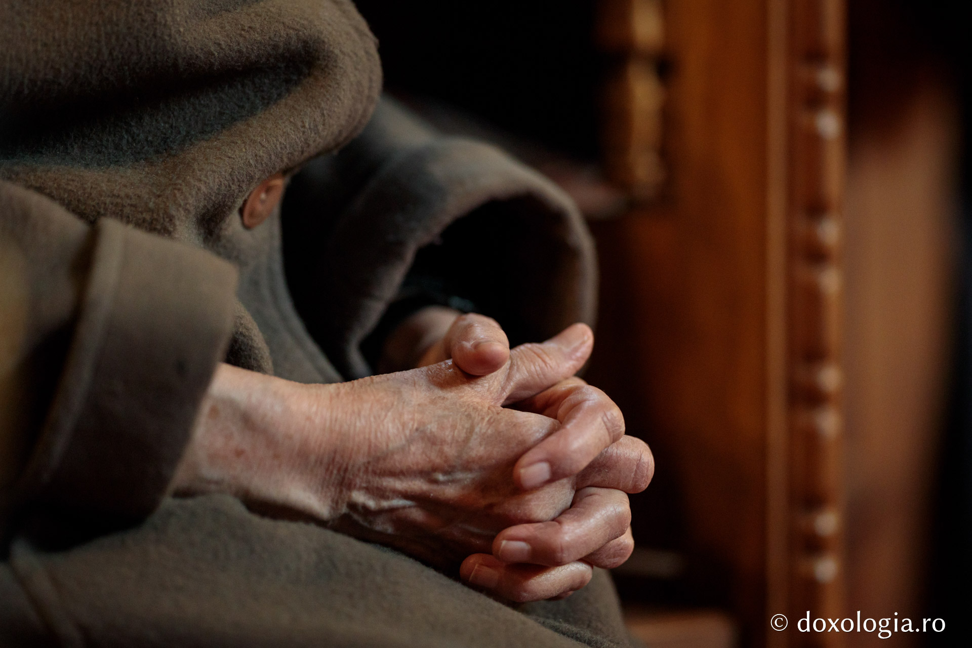 Întrebări născute dintr-o îmbrățișare – pelerini pe drumul spre Înviere