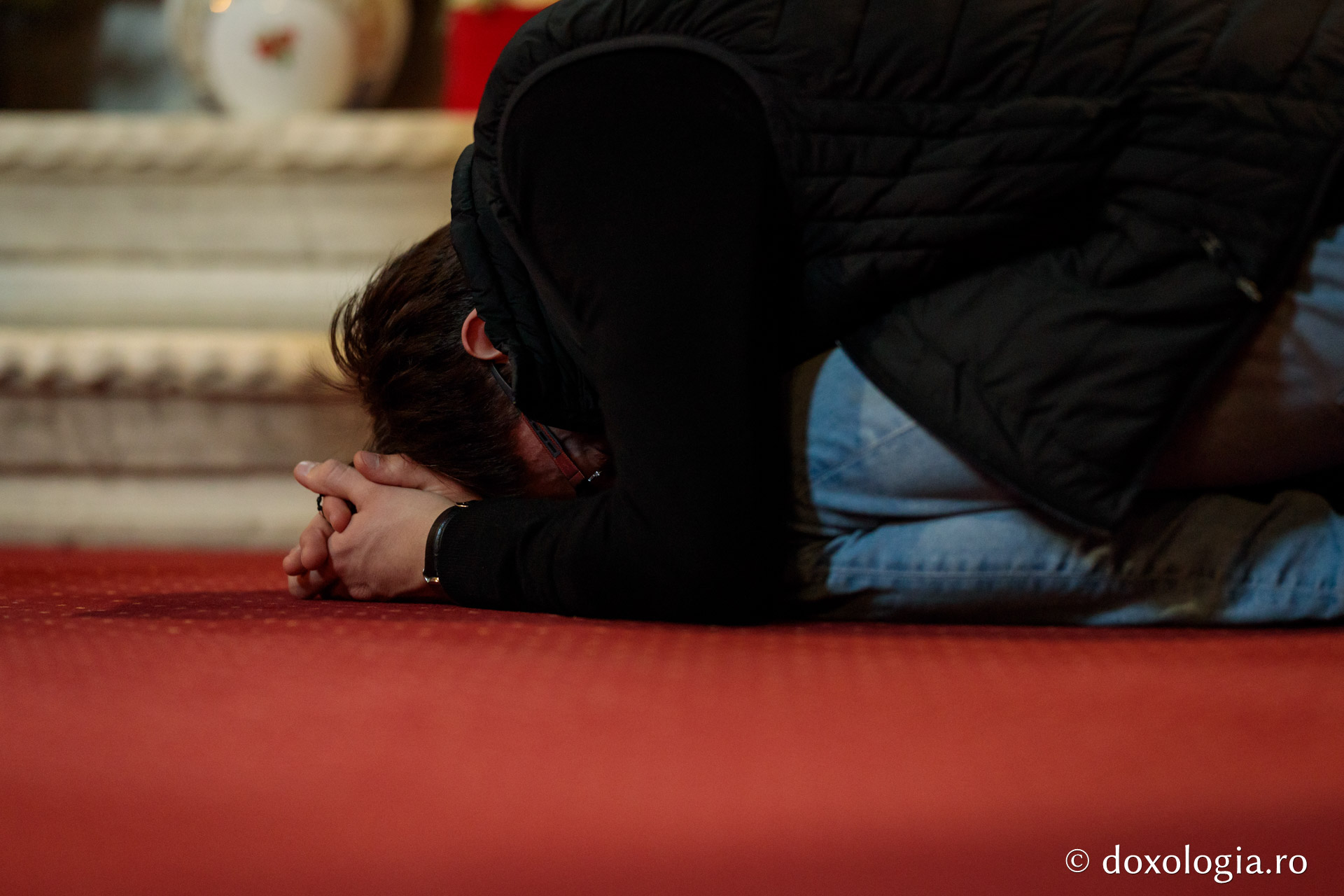 Întrebări născute dintr-o îmbrățișare – pelerini pe drumul spre Înviere