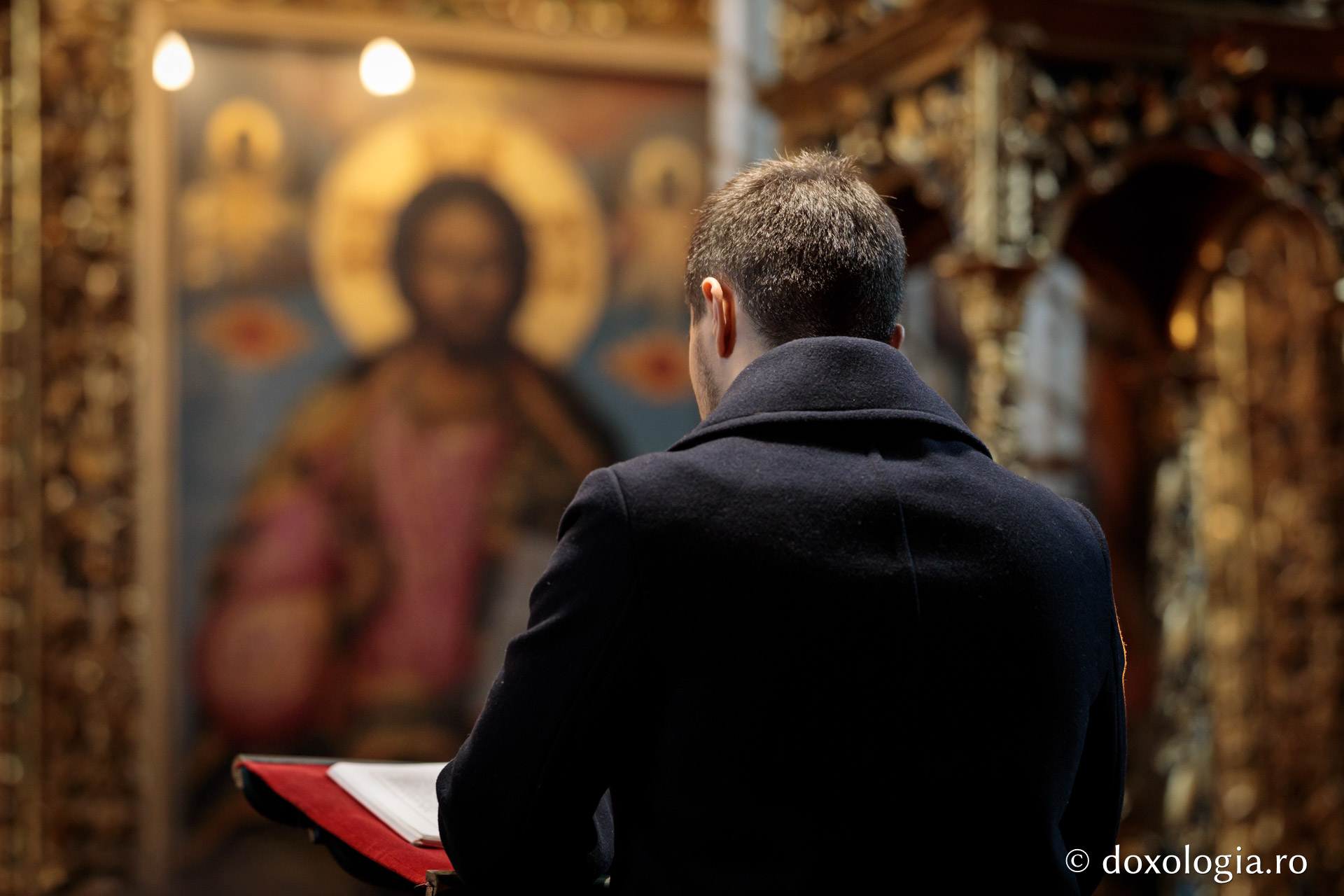 Întrebări născute dintr-o îmbrățișare – pelerini pe drumul spre Înviere