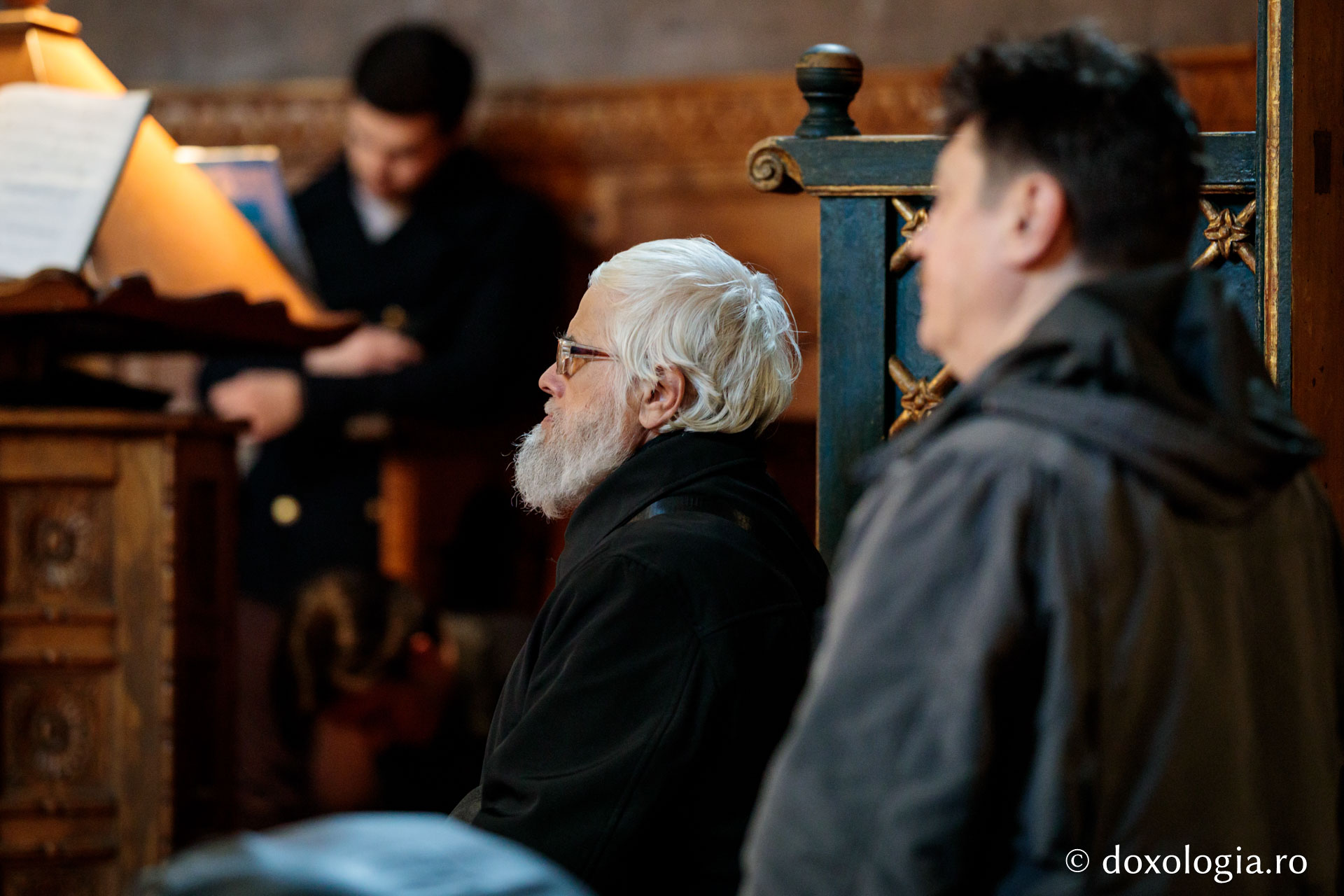 Întrebări născute dintr-o îmbrățișare – pelerini pe drumul spre Înviere