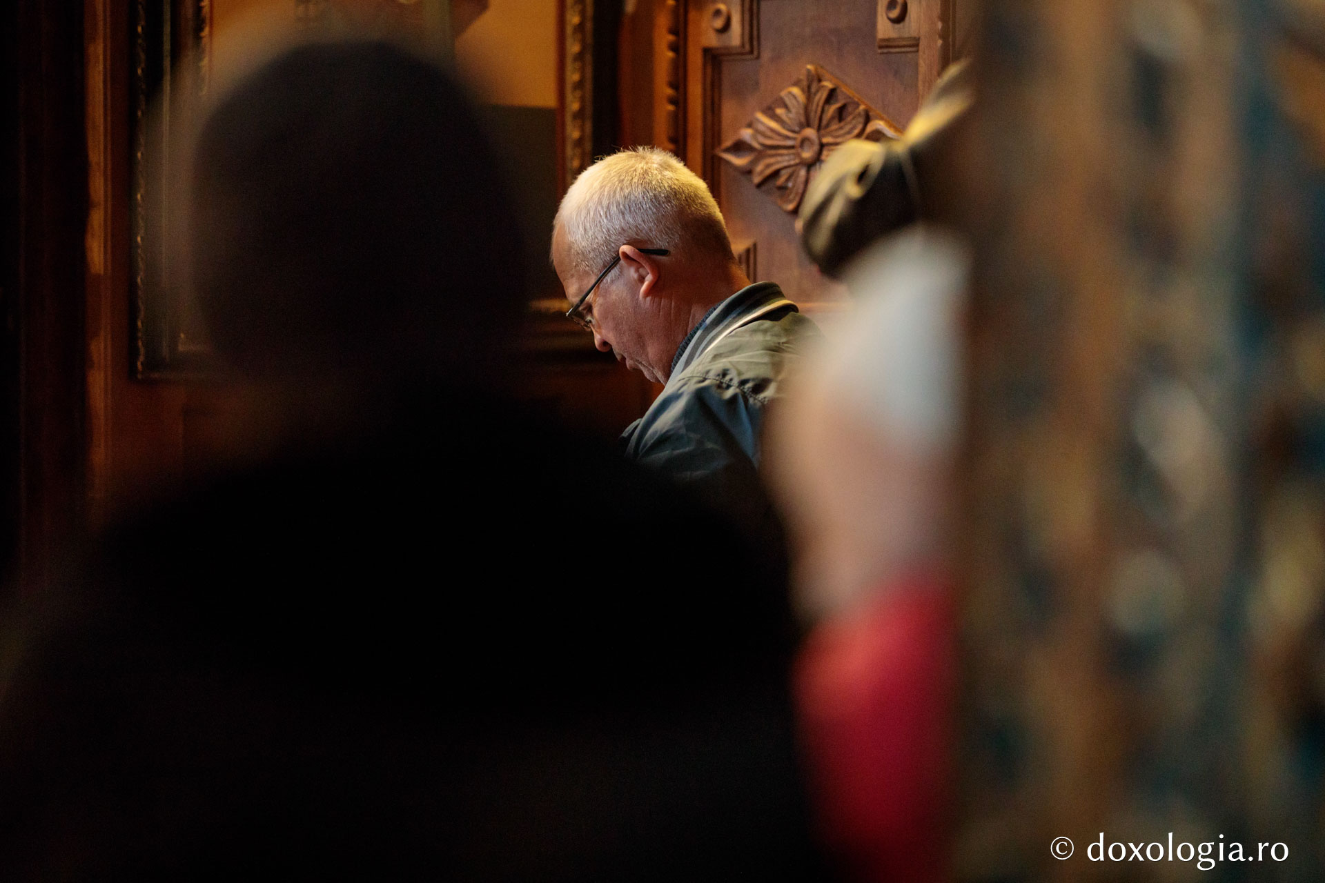 Întrebări născute dintr-o îmbrățișare – pelerini pe drumul spre Înviere