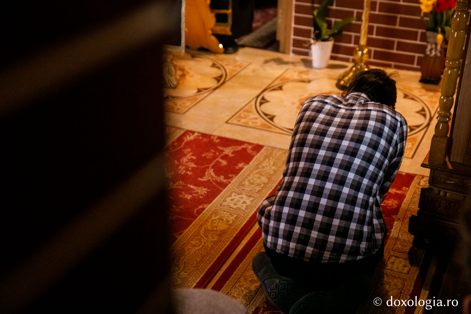 Întrebări născute dintr-o îmbrățișare – pelerini pe drumul spre Înviere