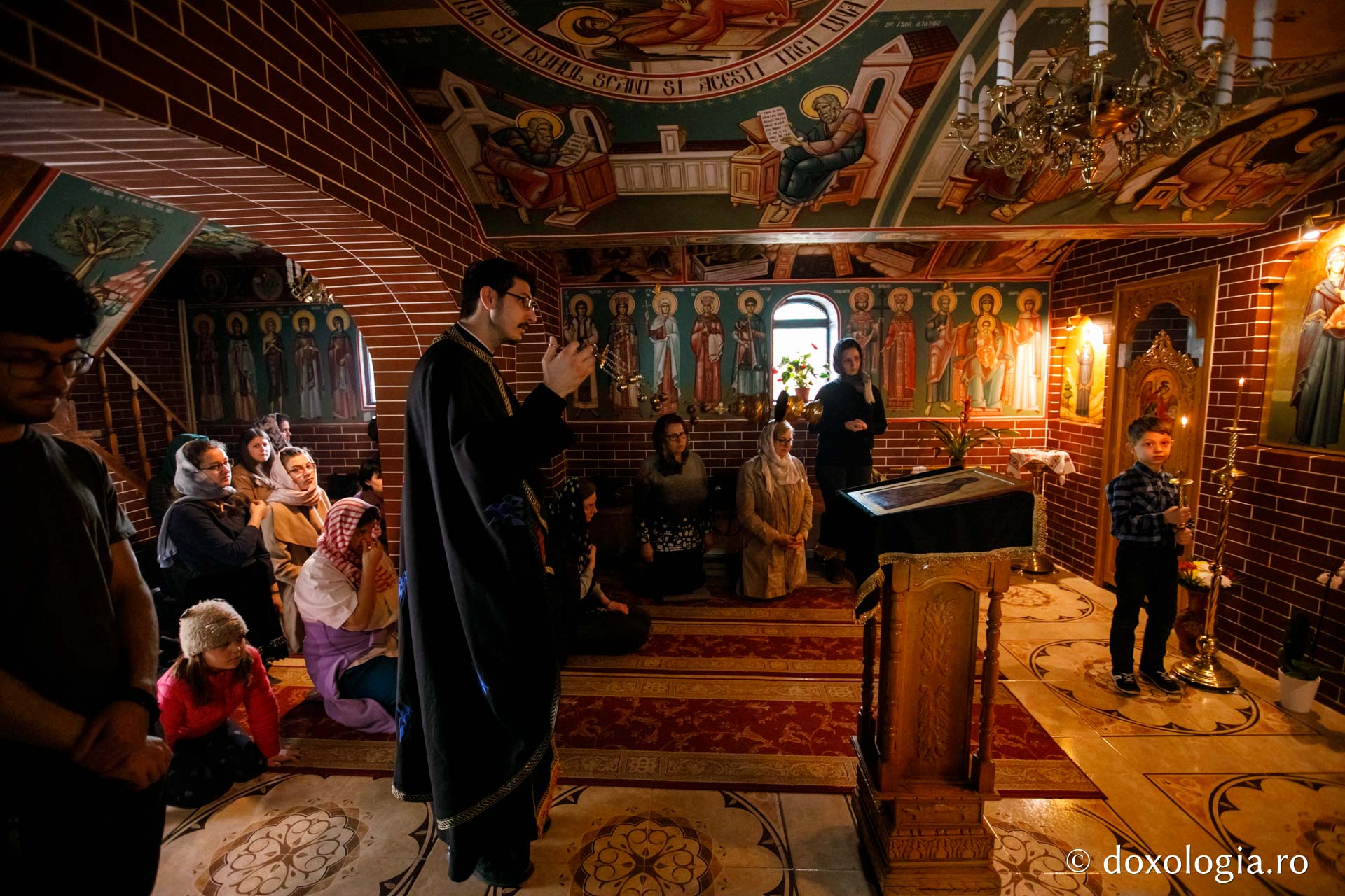 Întrebări născute dintr-o îmbrățișare – pelerini pe drumul spre Înviere