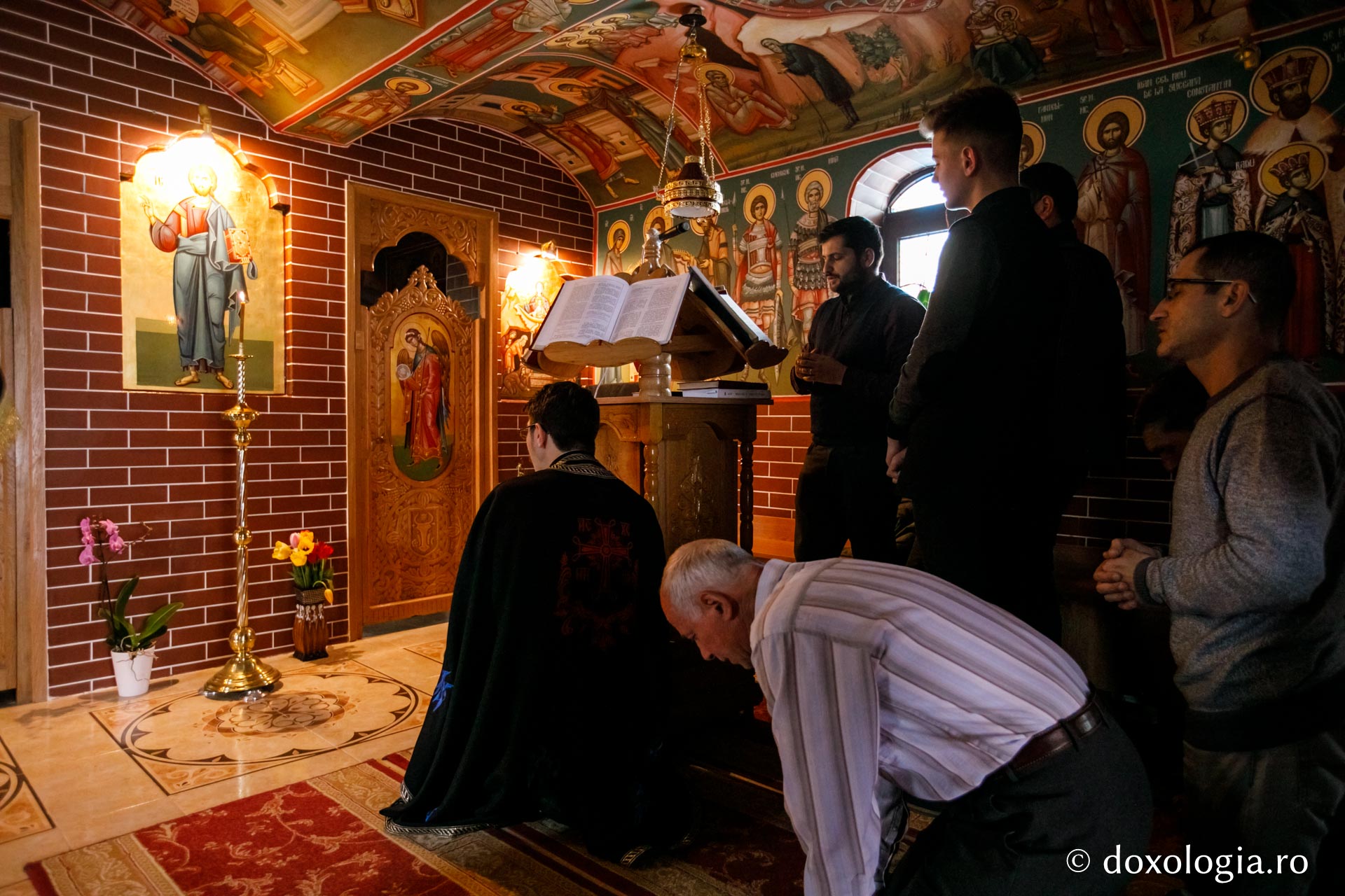 Întrebări născute dintr-o îmbrățișare – pelerini pe drumul spre Înviere