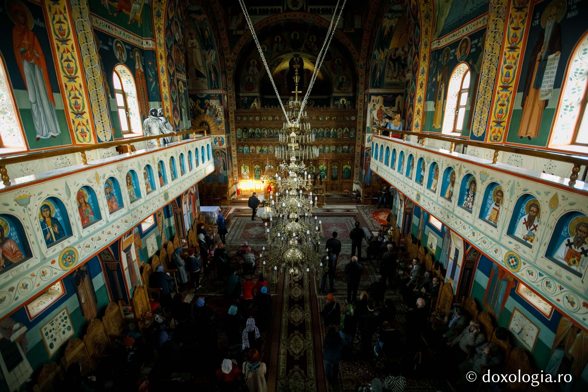 La braț cu Iuda sau la picioarele Mântuitorului – pelerini pe drumul spre Înviere