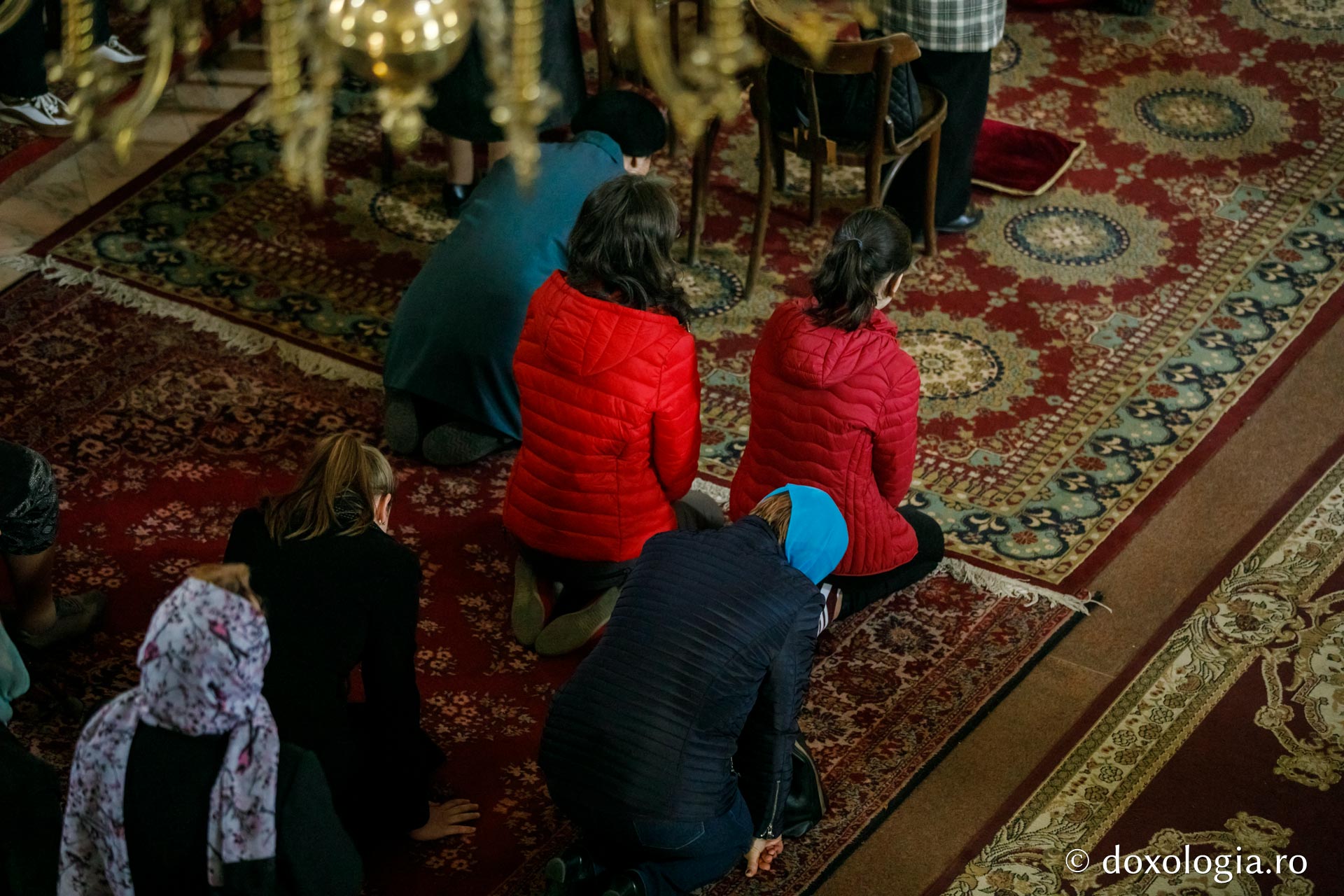 La braț cu Iuda sau la picioarele Mântuitorului – pelerini pe drumul spre Înviere