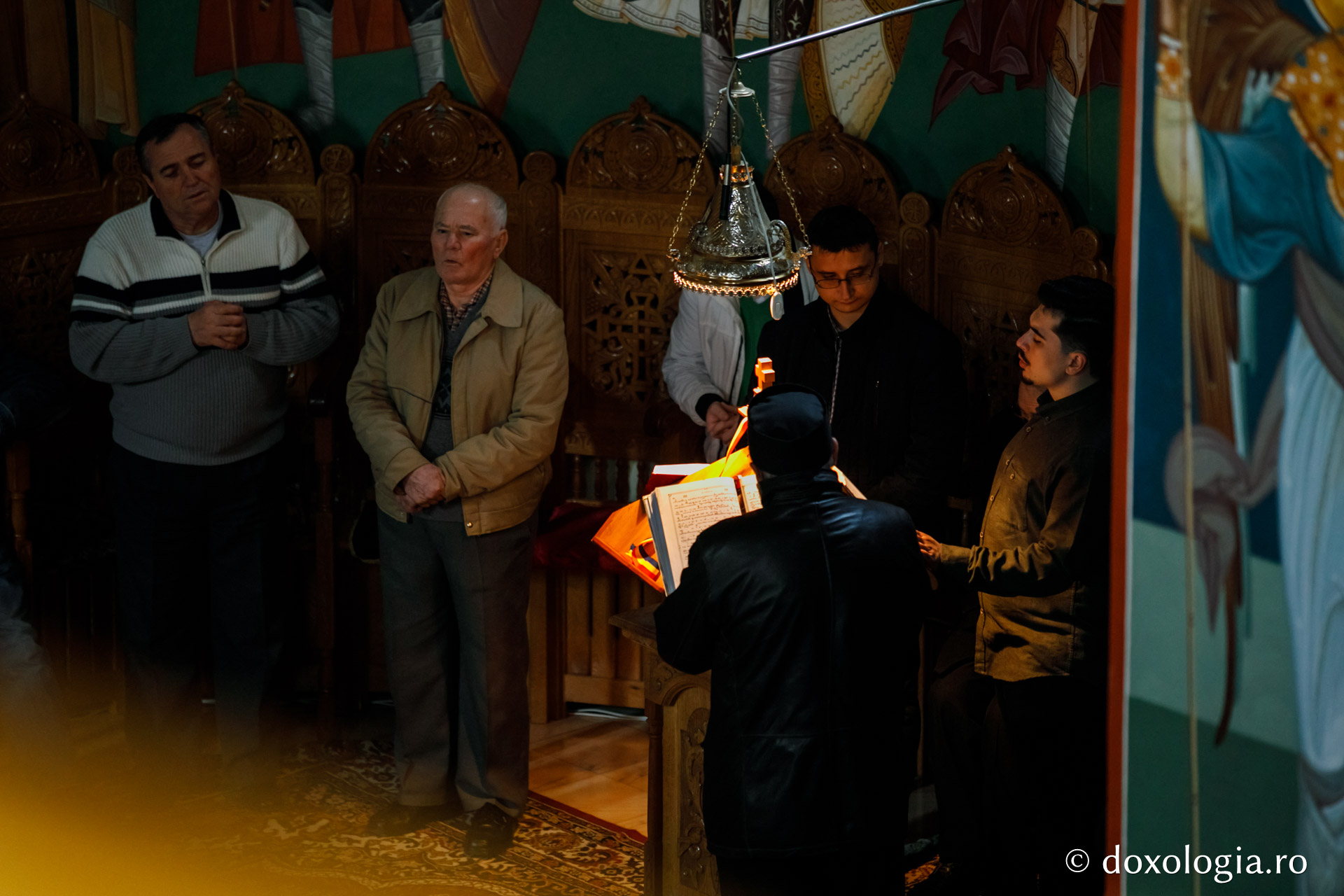 La braț cu Iuda sau la picioarele Mântuitorului – pelerini pe drumul spre Înviere