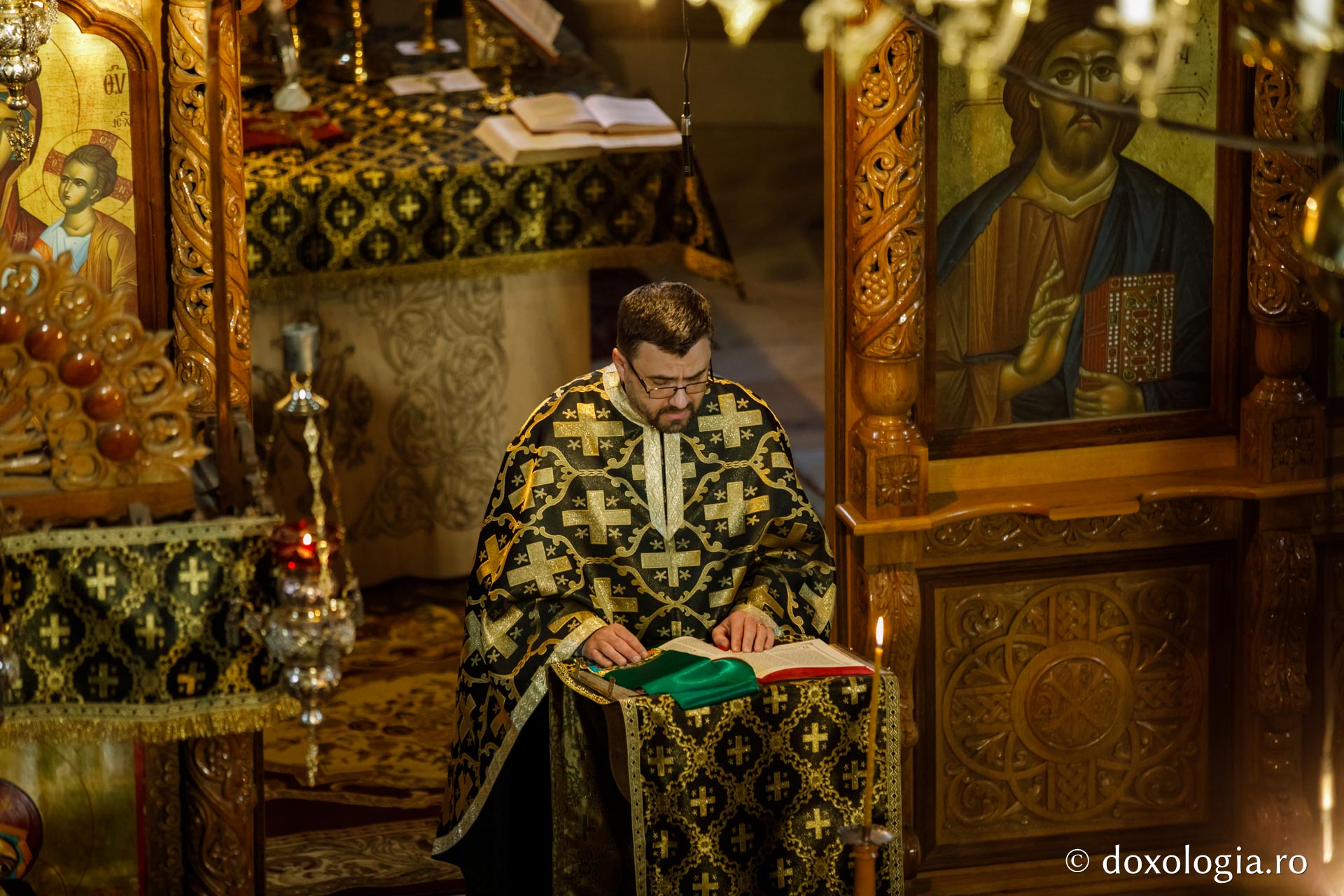 La braț cu Iuda sau la picioarele Mântuitorului – pelerini pe drumul spre Înviere