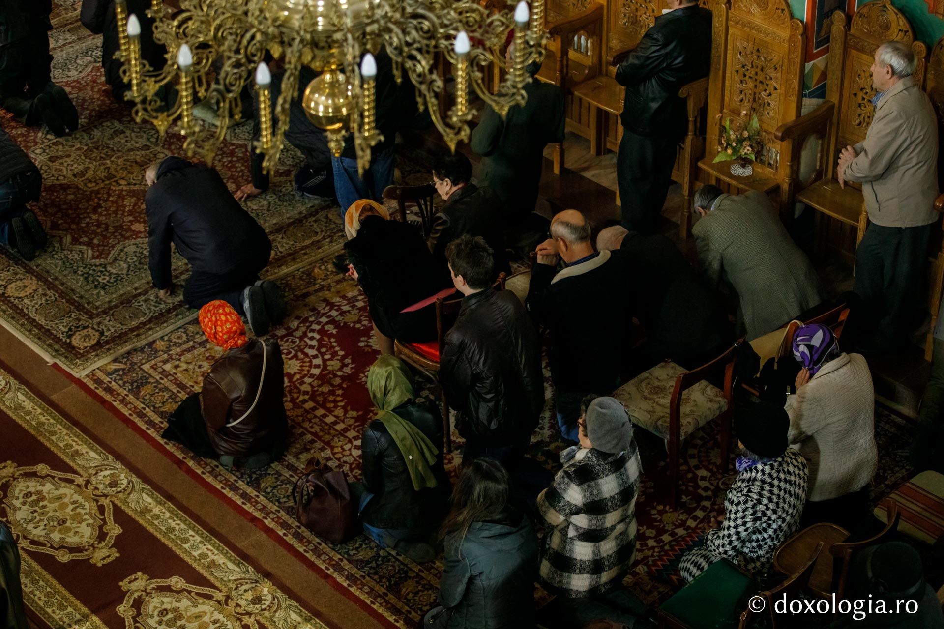 La braț cu Iuda sau la picioarele Mântuitorului – pelerini pe drumul spre Înviere