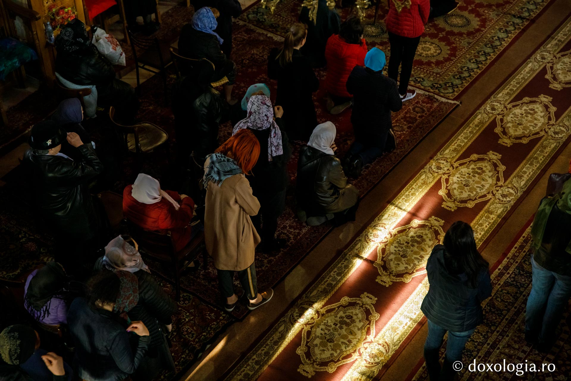 La braț cu Iuda sau la picioarele Mântuitorului – pelerini pe drumul spre Înviere