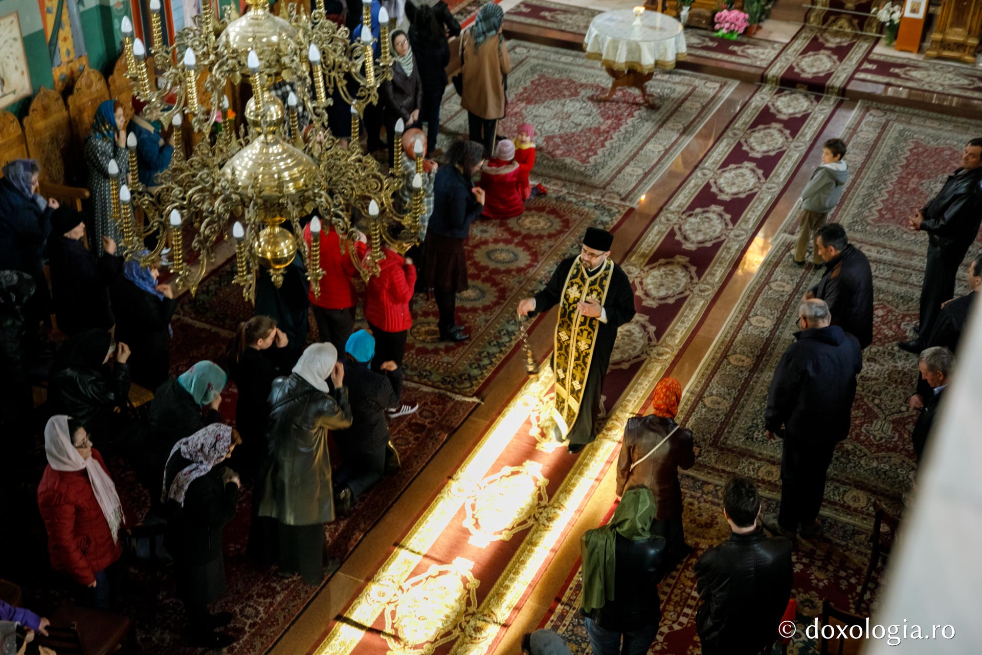 La braț cu Iuda sau la picioarele Mântuitorului – pelerini pe drumul spre Înviere