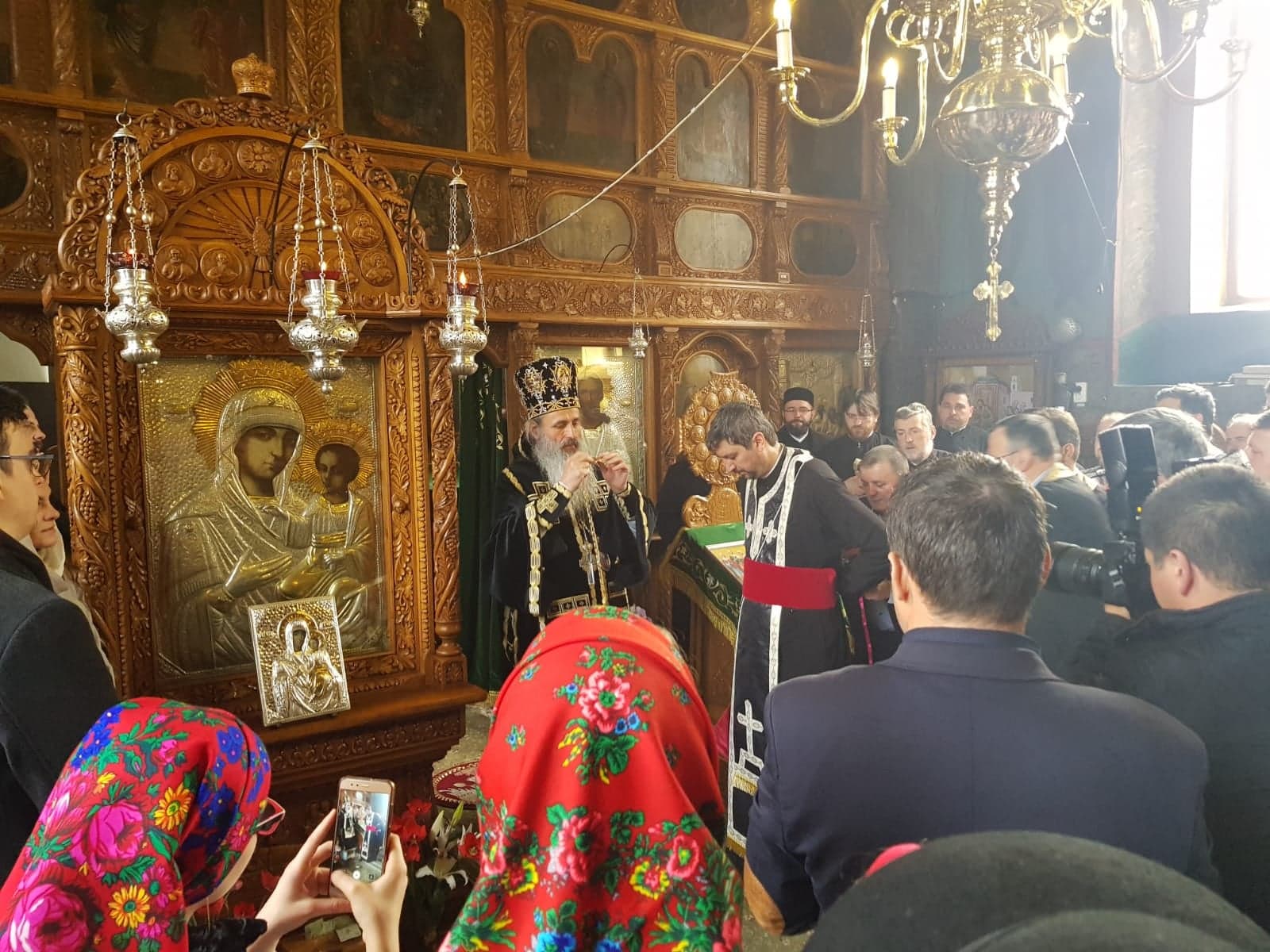 Liturghie arhierească şi sfinţire de centru social la Parohia Răuceşti